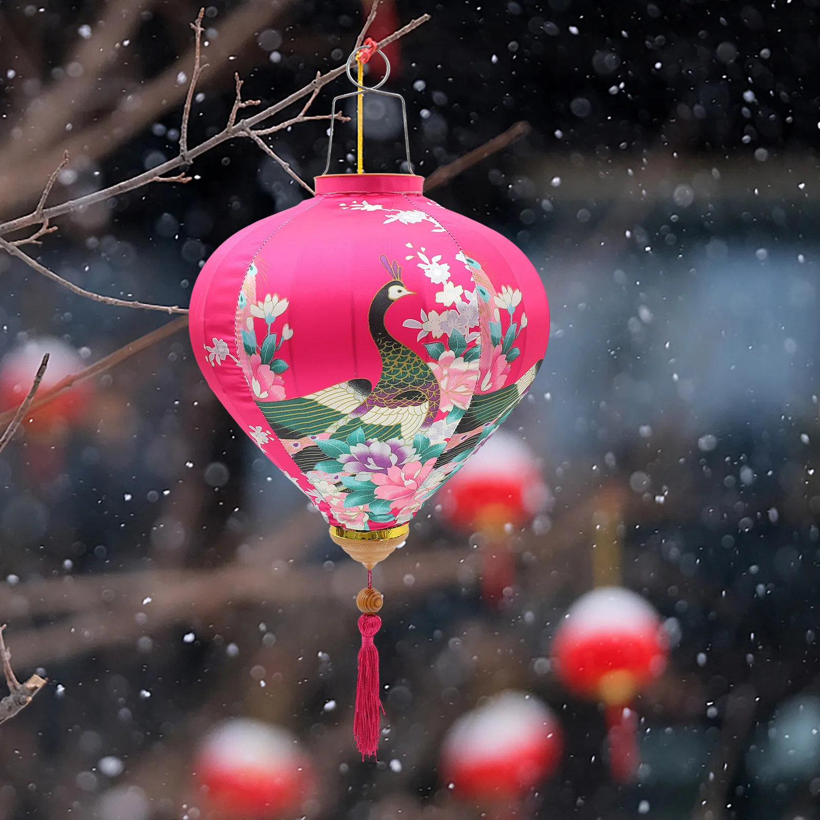 1pc Peacock Lantern Chinese Style Silk Hanging Vietnamese Decorative For Outdoor Indoor Asian Home Party Lunar New Year
1pc Peacock Lantern Chinese Style Silk Hanging Vietnamese Decorative For Outdoor Indoor Asian Home Party Lunar New Year