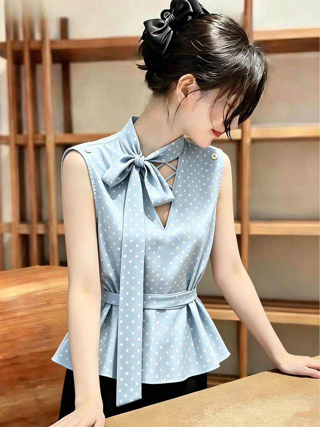 Sweet Polka Dot Sleeveless Vest 2026 Summer Waist Cinching Slimming Elegant Comfortable Top French Style Tie Waist Design
Sweet Polka Dot Sleeveless Vest 2026 Summer Waist Cinching Slimming Elegant Comfortable Top French Style Tie Waist Design