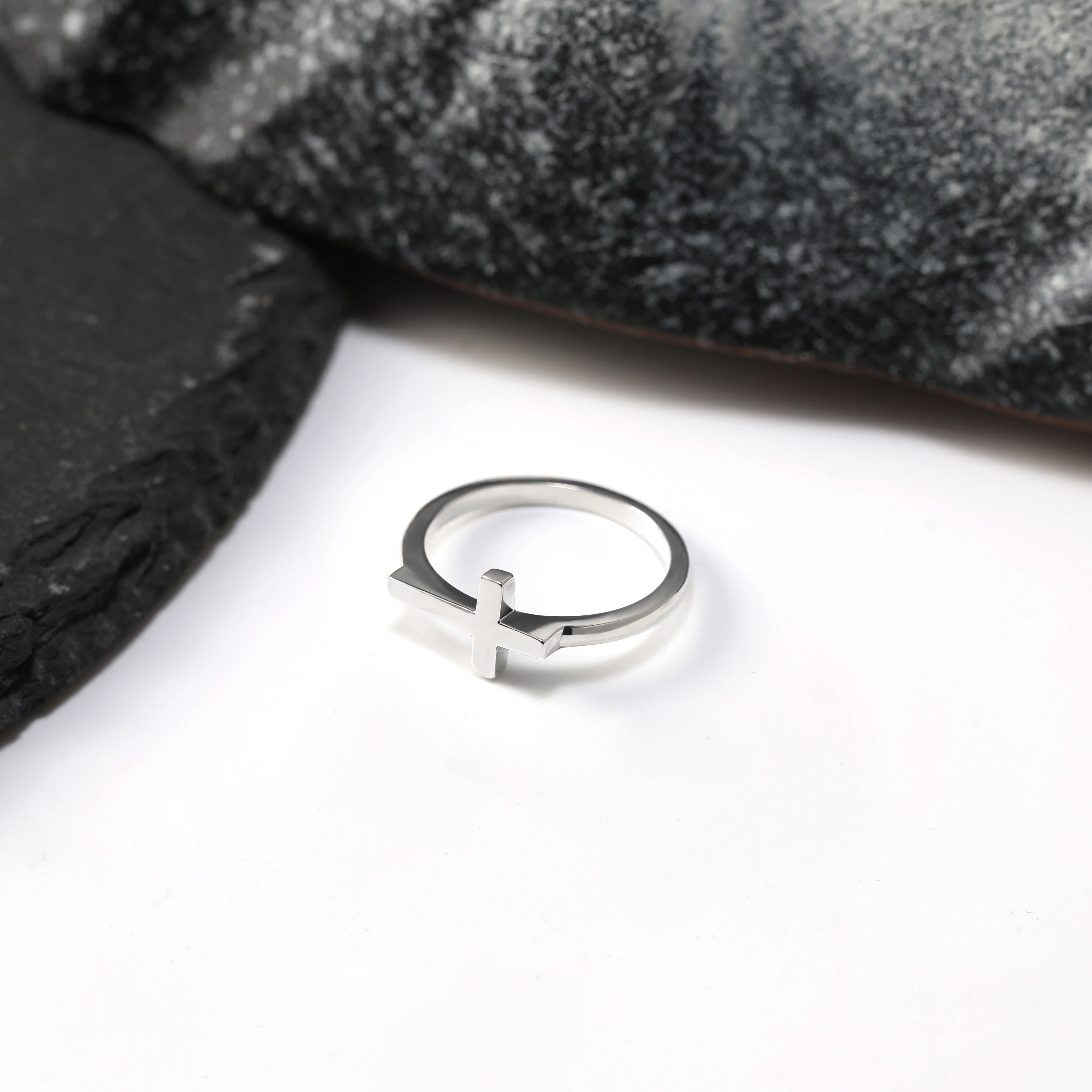 R013 Authentic 925 Pure Silver Exquisite Fashion Closed Ring Horizon Cross Ring Ring
R013 Authentic 925 Pure Silver Exquisite Fashion Closed Ring Horizon Cross Ring Ring
