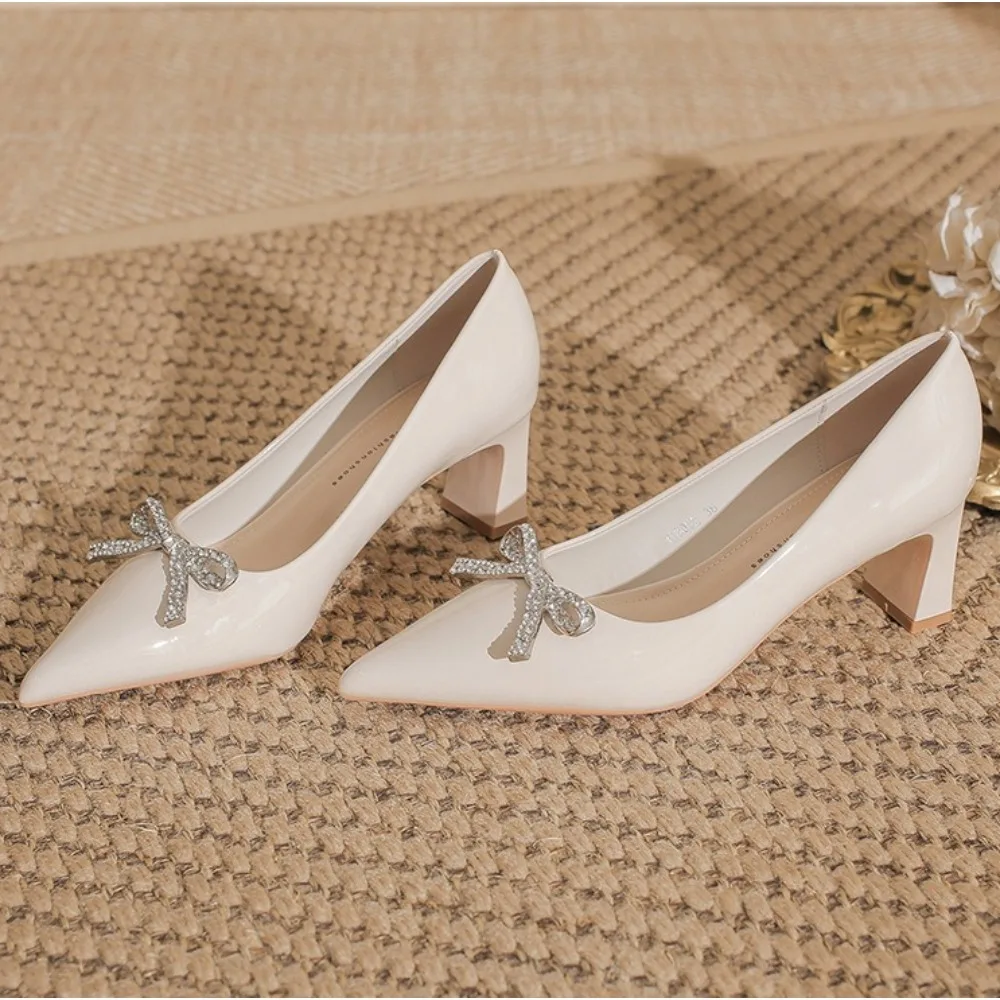 Женские туфли на высоком каблуке на весну и осень, новые французские высококачественные женские туфли на высоком каблуке из лакированной кожи с острым бантом и стразами, 6 см
Женские туфли на высоком каблуке на весну и осень, новые французские высококачественные женские туфли на высоком каблуке из лакированной кожи с острым бантом и стразами, 6 см