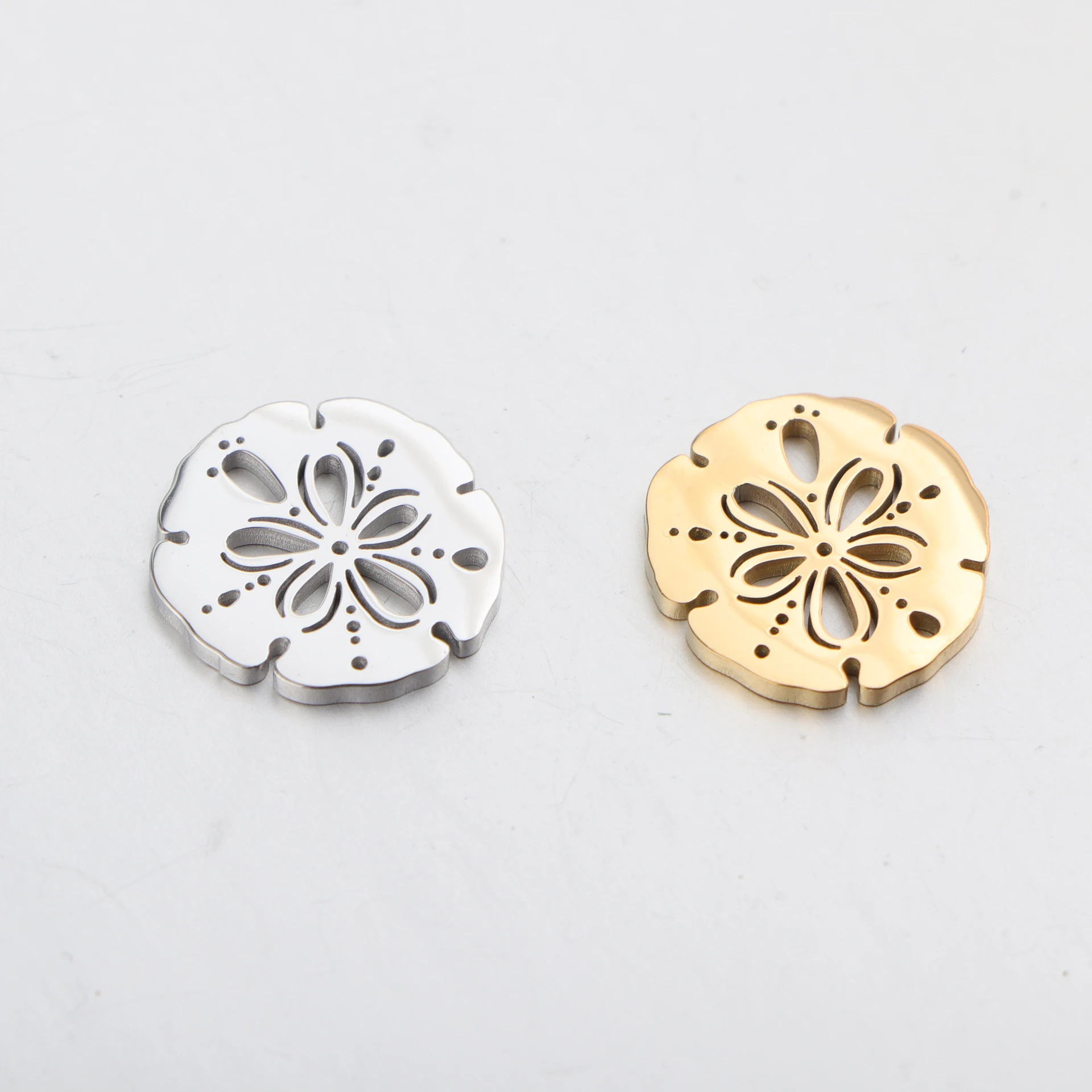 20pcs/lot Mirror Polished Stainless Steel Hollow Lrregular Flowers Charms Pendant for DIY Jewelry Making Accessories 
20pcs/lot Mirror Polished Stainless Steel Hollow Lrregular Flowers Charms Pendant for DIY Jewelry Making Accessories