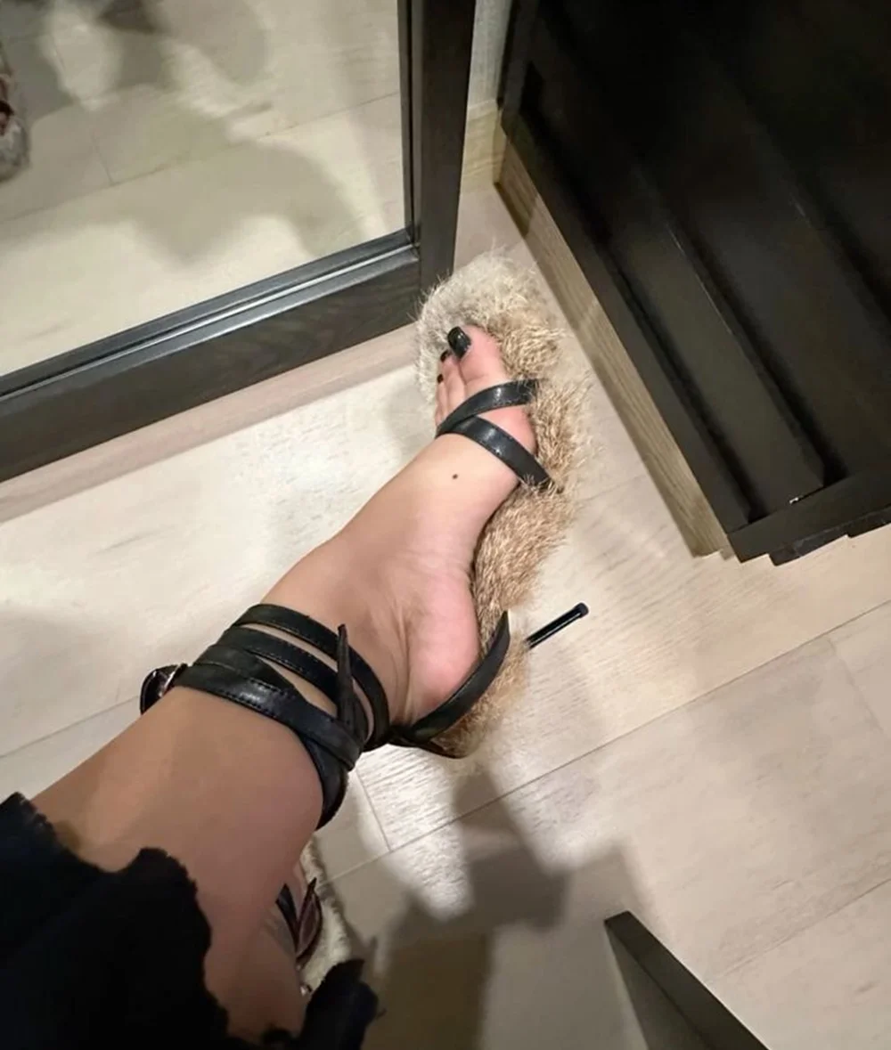 Brown Fur Open-Toe Heels Black Wrap-Around Straps Stiletto High Heel Adjustable Buckle Closure Retro Footwear for Parties
Brown Fur Open-Toe Heels Black Wrap-Around Straps Stiletto High Heel Adjustable Buckle Closure Retro Footwear for Parties
