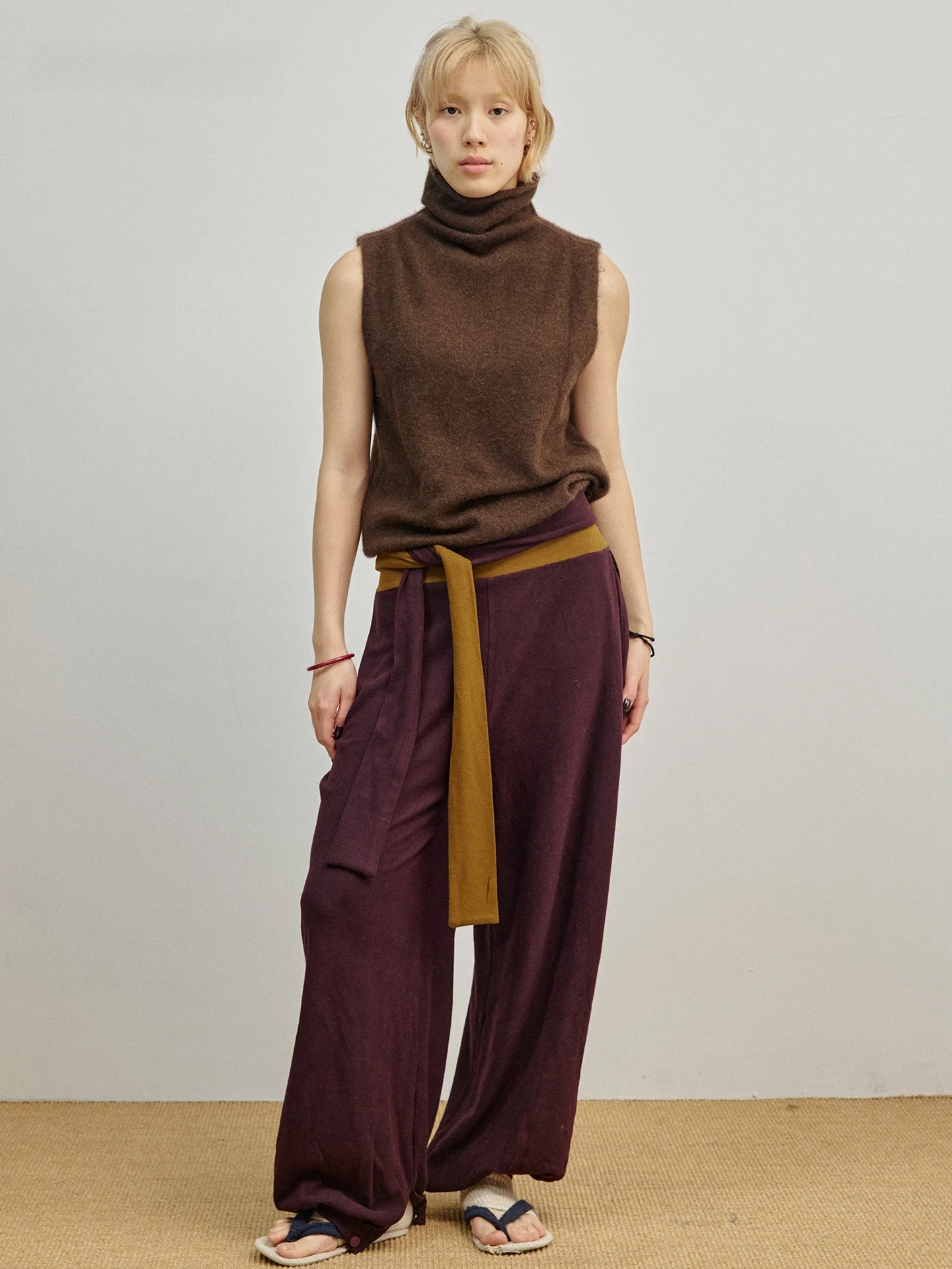 Мягкий, приятный к телу жилет из 100% мохера, коричневый, женский, повседневный, теплый, для ношения как верхняя или нижняя одежда, универсальный.
Мягкий, приятный к телу жилет из 100% мохера, коричневый, женский, повседневный, теплый, для ношения как верхняя или нижняя одежда, универсальный.