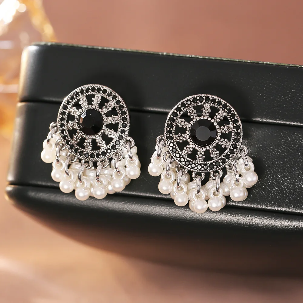 Fashionable and exquisite retro tassel earrings, bohemian style black gold hollow earrings, niche light luxury earrings
Fashionable and exquisite retro tassel earrings, bohemian style black gold hollow earrings, niche light luxury earrings