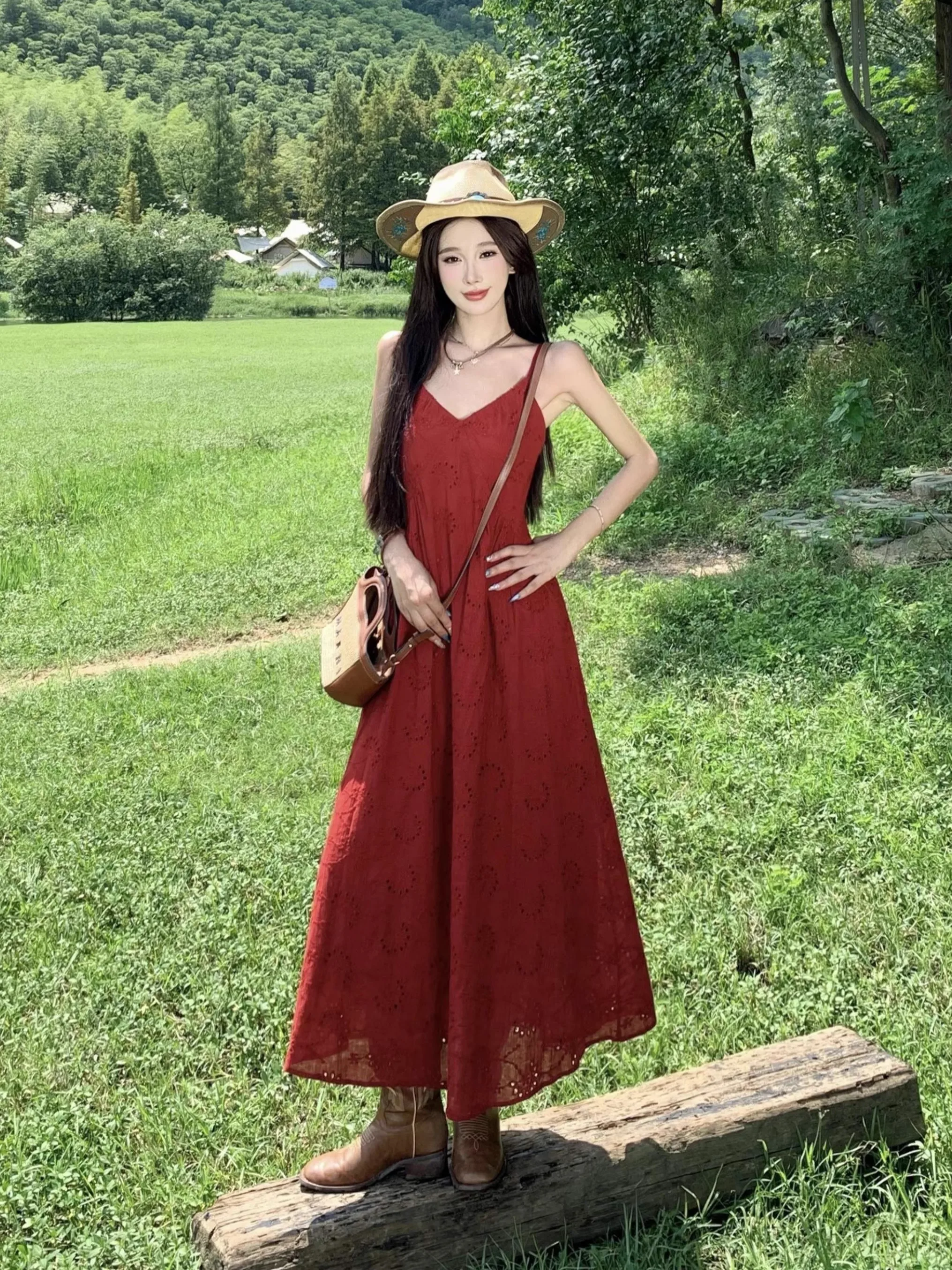 Элегантное женское платье с V-образным вырезом, вышивкой и ажурными элементами, длинное, цвета красного чая, для праздников, в стиле Долина Драконов.
Элегантное женское платье с V-образным вырезом, вышивкой и ажурными элементами, длинное, цвета красного чая, для праздников, в стиле Долина Драконов.