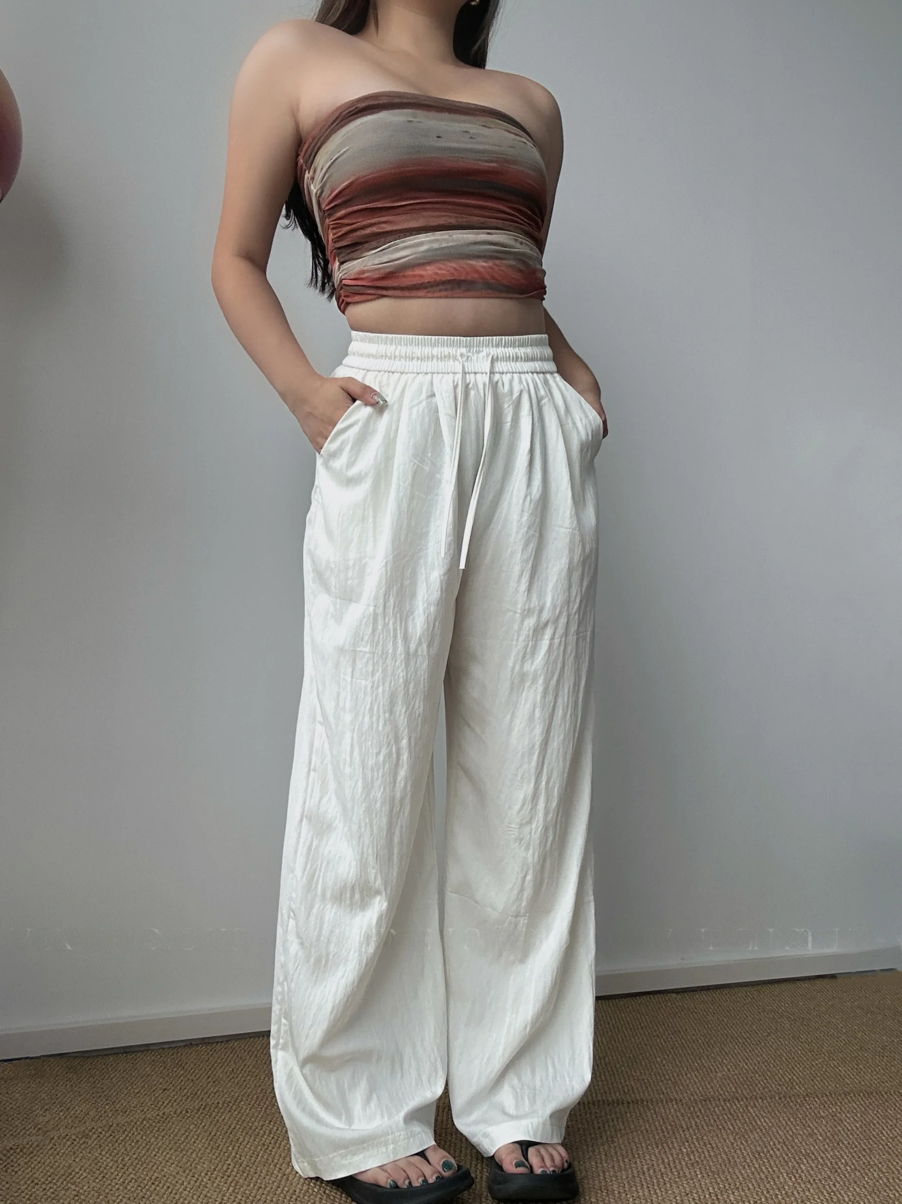 VINMEN Laid-ba Ice Silk Wide Leg Casual Pants High Waist Loose Women's Trousers Comfortable Straight Tube Pants Summer 2025
VINMEN Laid-ba Ice Silk Wide Leg Casual Pants High Waist Loose Women's Trousers Comfortable Straight Tube Pants Summer 2025