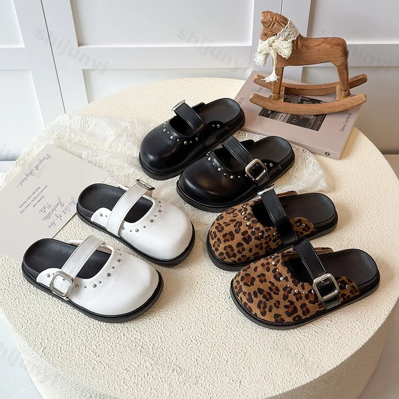 Girls' Fashion Leopard Rivet Casual Half Slippers 2025 Autumn New Childrens Vintage Versatile Comfortable Non Slip Flat Draggers
Girls' Fashion Leopard Rivet Casual Half Slippers 2025 Autumn New Childrens Vintage Versatile Comfortable Non Slip Flat Draggers
