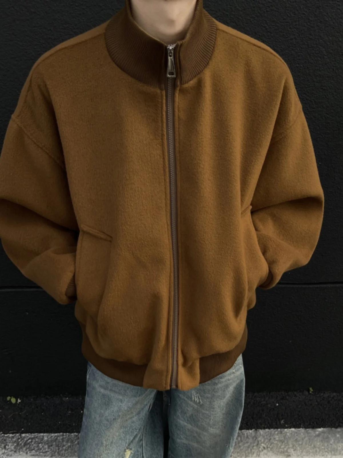 Мужская хлопковая зимняя куртка-бомбер с воротником-стойкой, утепленная шерстяная верхняя одежда с длинными рукавами на молнии, повседневный стиль
Мужская хлопковая зимняя куртка-бомбер с воротником-стойкой, утепленная шерстяная верхняя одежда с длинными рукавами на молнии, повседневный стиль