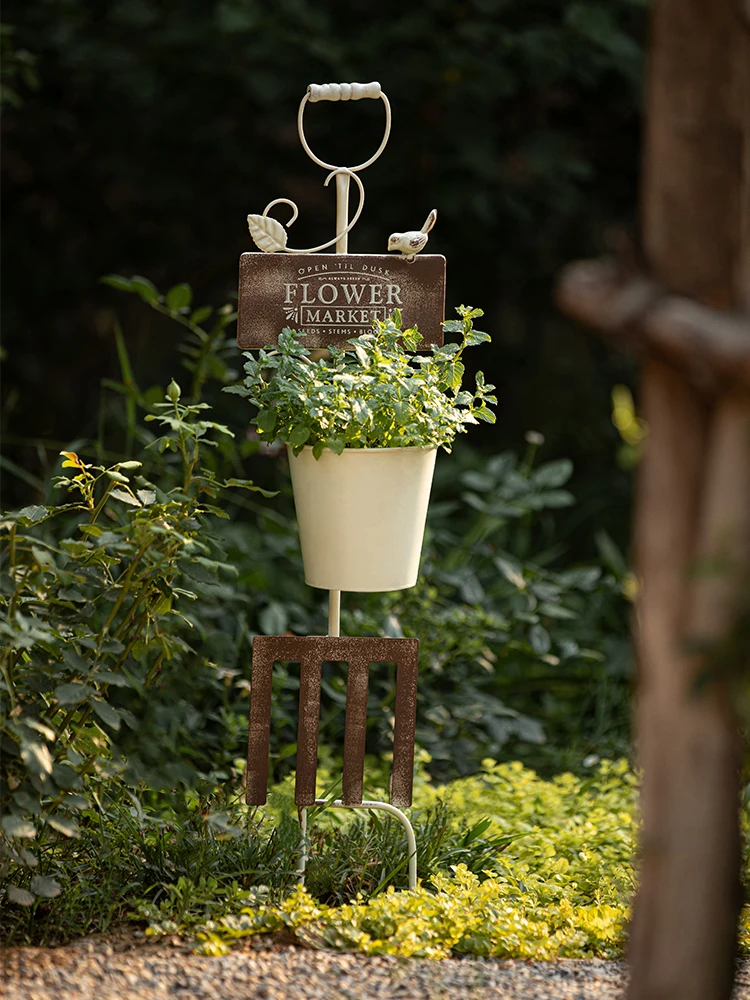 Pastoral wrought iron flower arrangement flower arrangement pot retro old tin bird flower arrangement garden garden decoration
Pastoral wrought iron flower arrangement flower arrangement pot retro old tin bird flower arrangement garden garden decoration
