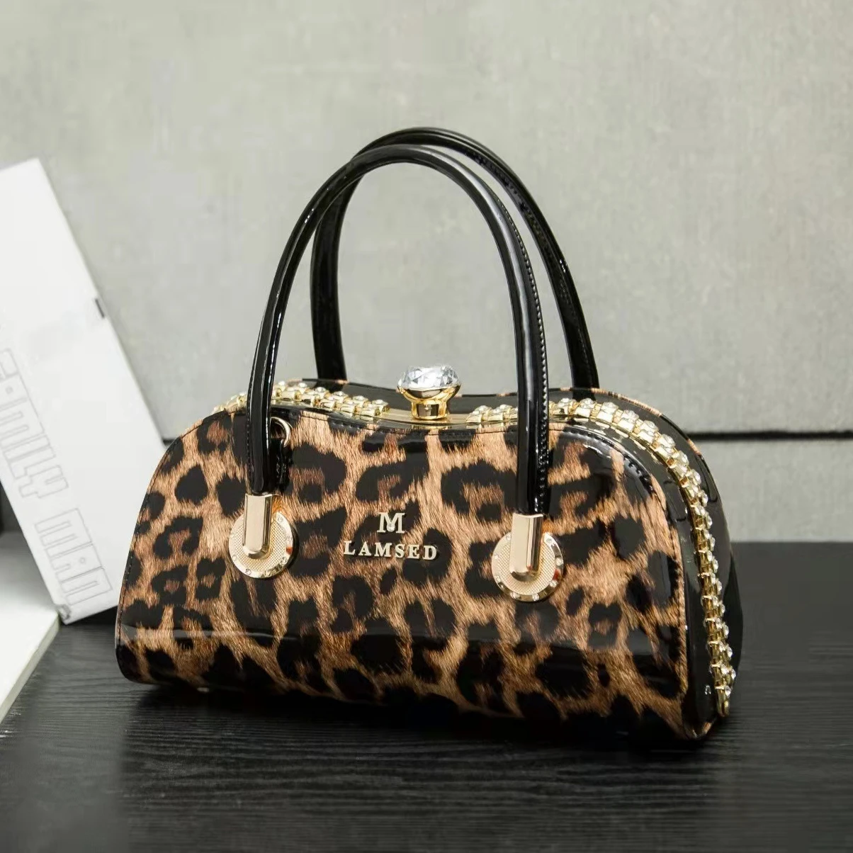 Women Patent Leather Single Shoulder Crossbody Bag 2023 New Versatile Middle-aged Women's Mother Minimalist Handbag
Women Patent Leather Single Shoulder Crossbody Bag 2023 New Versatile Middle-aged Women's Mother Minimalist Handbag