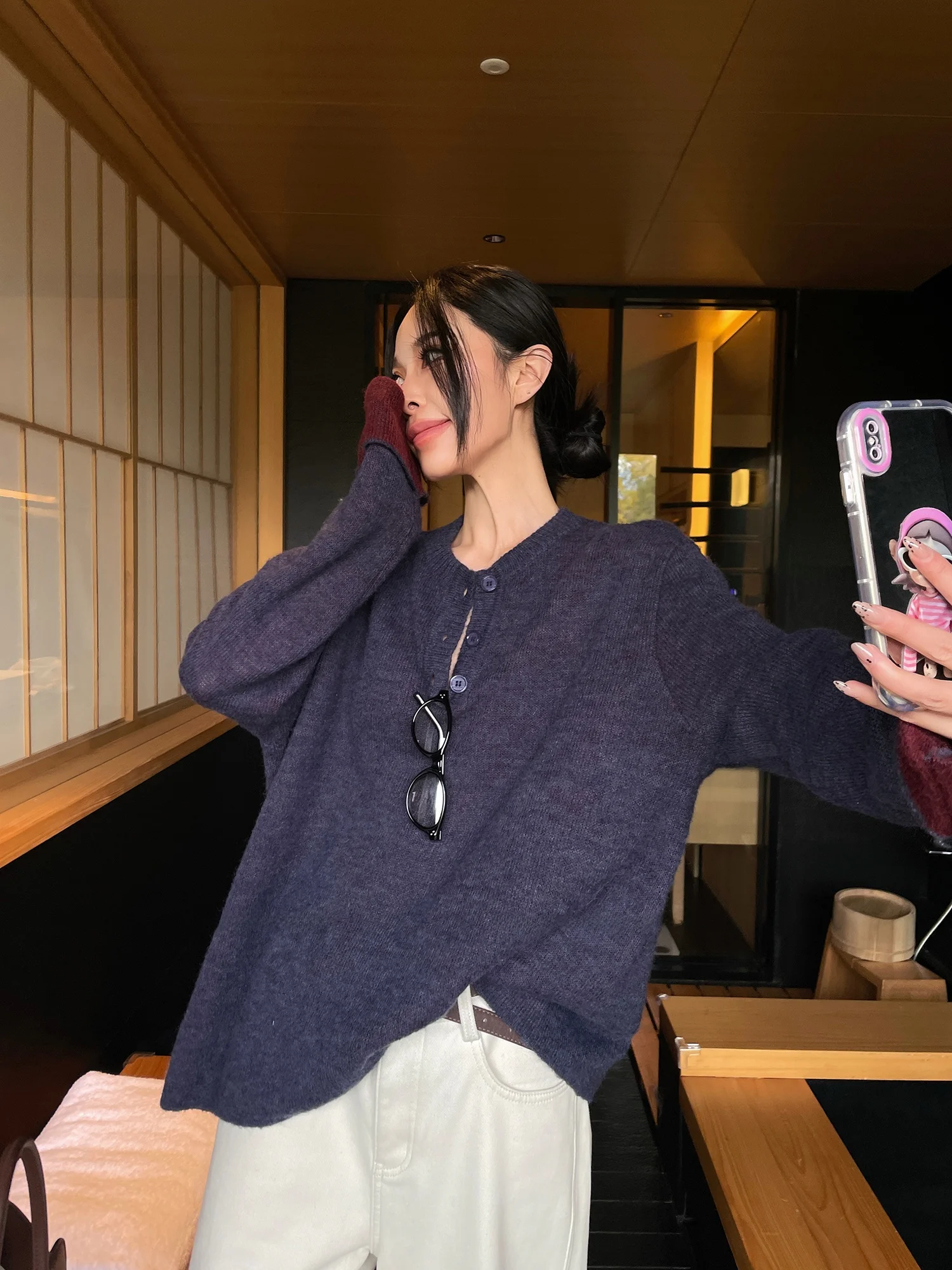 Новый женский свитер JCCC adow из шерстяной смеси, имитирующий двухслойность, с V-образным вырезом, свободного кроя, универсальный, визуально стройнящий, модный
Новый женский свитер JCCC adow из шерстяной смеси, имитирующий двухслойность, с V-образным вырезом, свободного кроя, универсальный, визуально стройнящий, модный