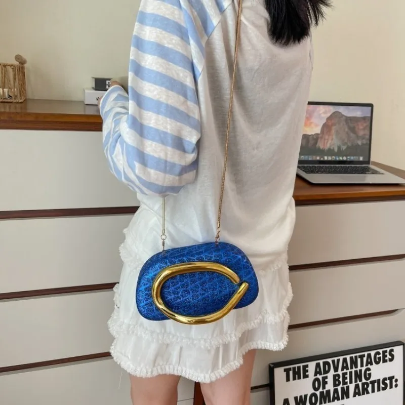 Minimalist Luxury Vintage Diaper Bag: Elegant Crossbody Handbag For Women With Designer Letter Logo And Large Tote Capacity
Minimalist Luxury Vintage Diaper Bag: Elegant Crossbody Handbag For Women With Designer Letter Logo And Large Tote Capacity