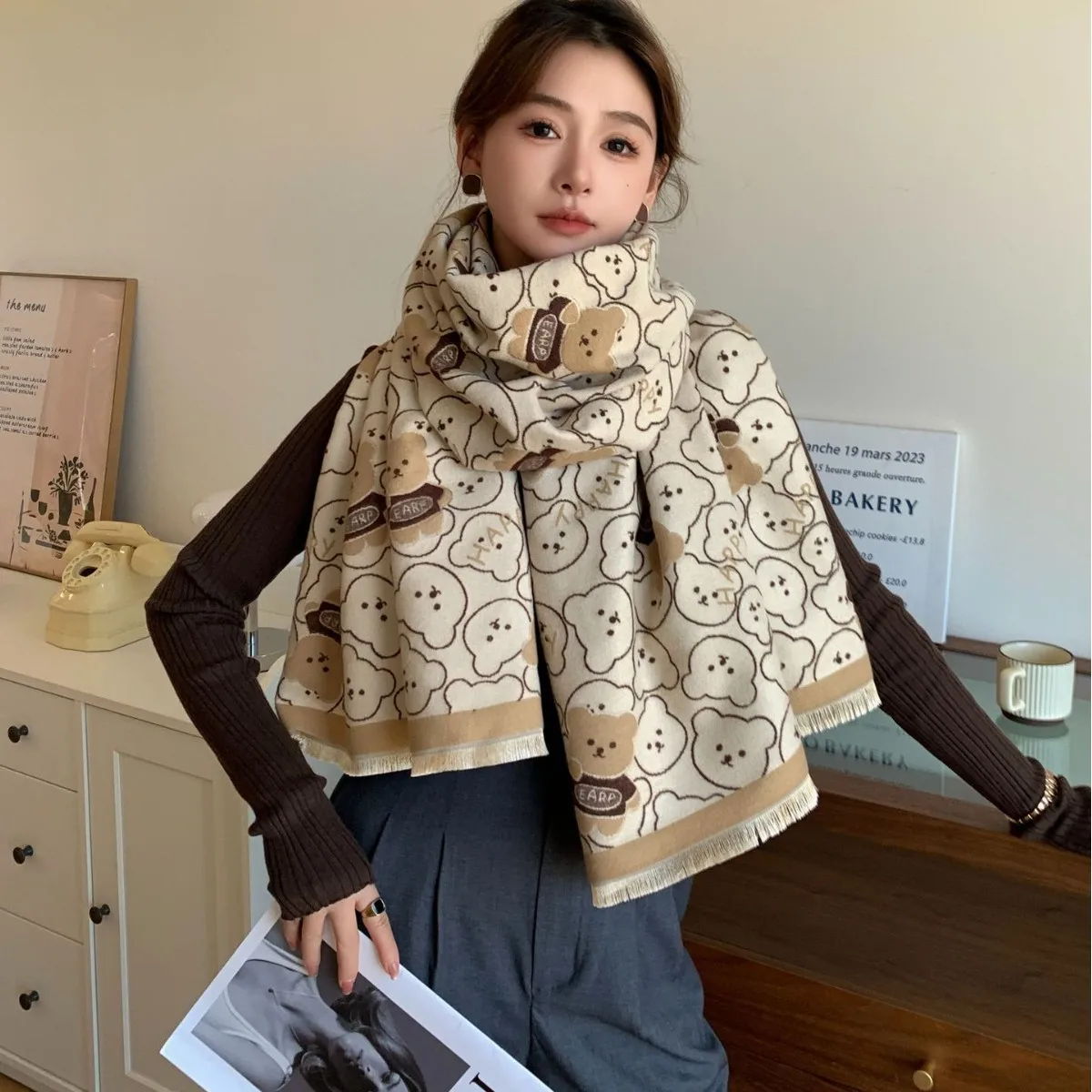 Зима 2025 года, новый стиль, милый кашемировый женский шарф с имитацией медведя из мультфильма, утепленная теплая внешняя шаль, хиджаб
Зима 2025 года, новый стиль, милый кашемировый женский шарф с имитацией медведя из мультфильма, утепленная теплая внешняя шаль, хиджаб