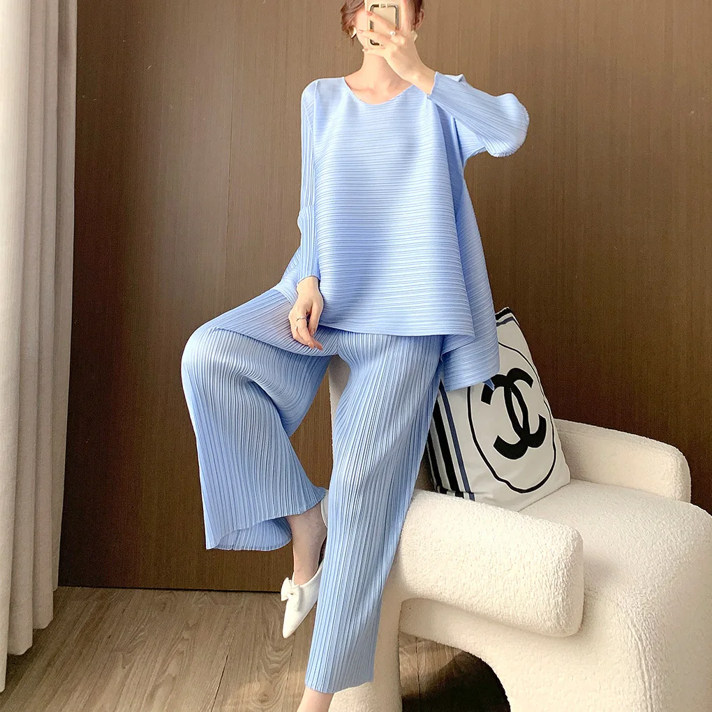 Модный плиссированный женский комплект длинных брюк на лето 2025, новый Miyake, свободный топ больших размеров, повседневные брюки с прямыми штанинами, комплект из двух предметов
Модный плиссированный женский комплект длинных брюк на лето 2025, новый Miyake, свободный топ больших размеров, повседневные брюки с прямыми штанинами, комплект из двух предметов