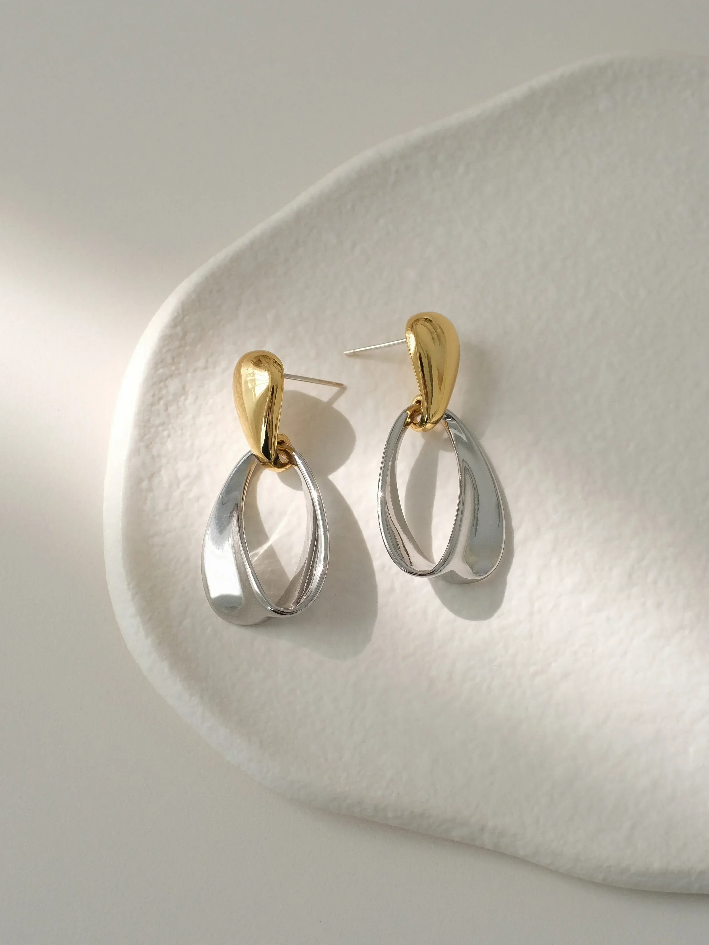 Niche design gold and silver contrasting splicing earrings femininity oval high-end earrings
Niche design gold and silver contrasting splicing earrings femininity oval high-end earrings