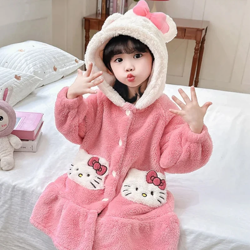 Sanrio Hello Kitty, пижамы для девочек, пижамы с корицей, осенне-зимний детский фланелевой теплый утолщенный коралловый бархатный зимний халат
Sanrio Hello Kitty, пижамы для девочек, пижамы с корицей, осенне-зимний детский фланелевой теплый утолщенный коралловый бархатный зимний халат