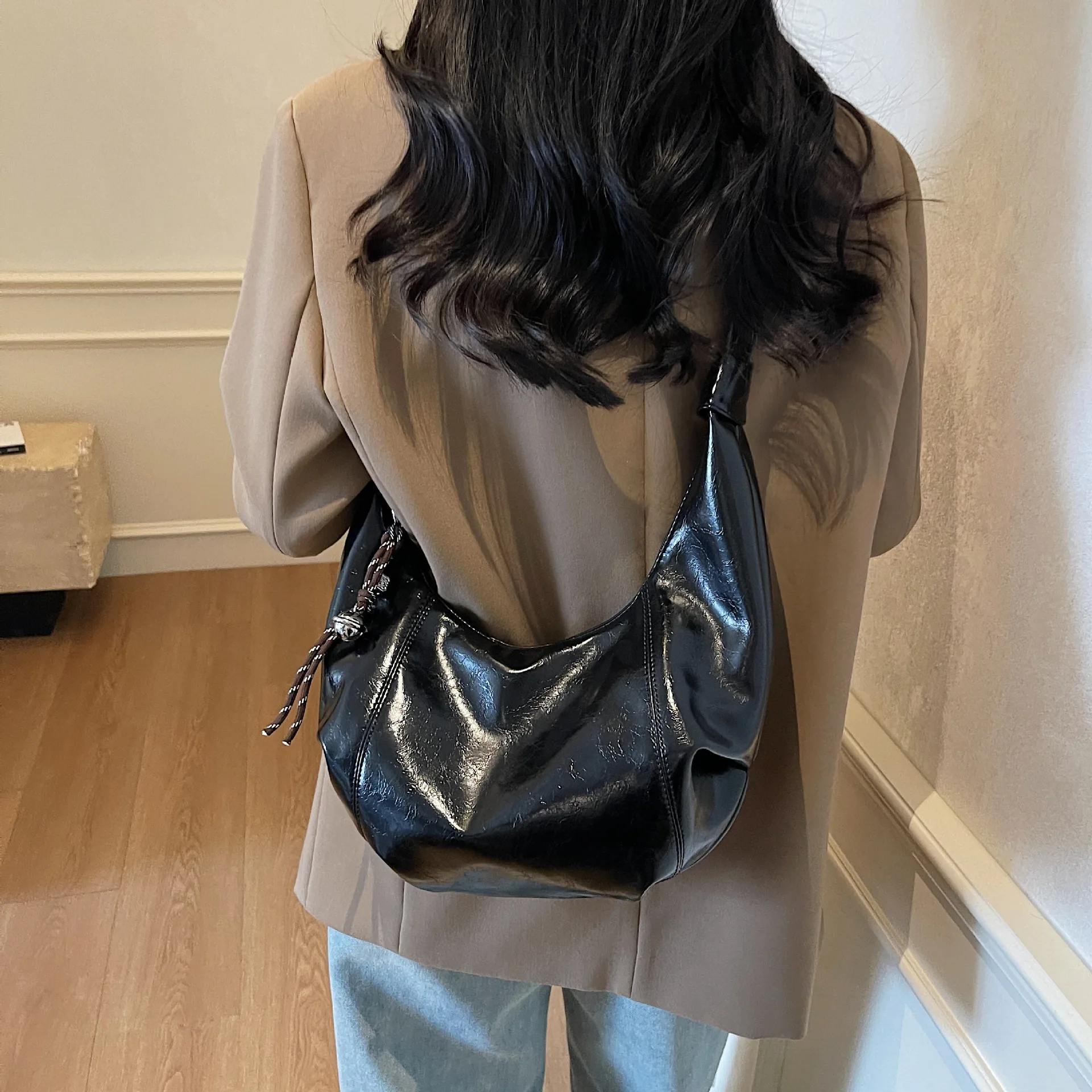 Casual work large capacity bag women's 2025 new fashion shoulder messenger bag tote bag
Casual work large capacity bag women's 2025 new fashion shoulder messenger bag tote bag