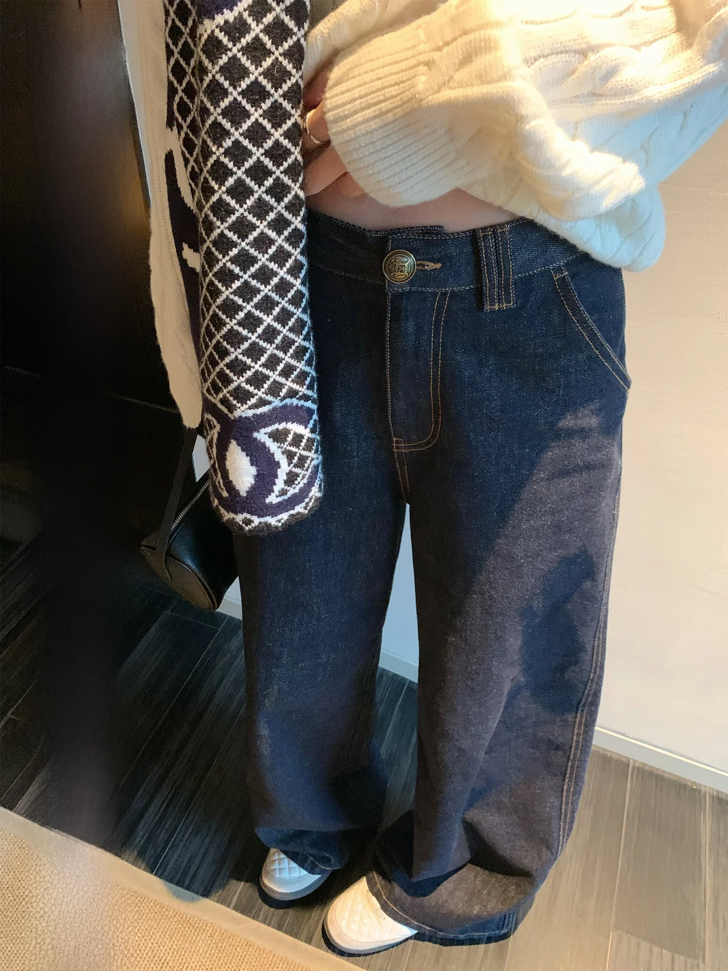 Женские джинсы с низкой посадкой, свободного кроя, из оригинального синего денима, прямые, широкие штанины, повседневные, для осени и зимы
Женские джинсы с низкой посадкой, свободного кроя, из оригинального синего денима, прямые, широкие штанины, повседневные, для осени и зимы