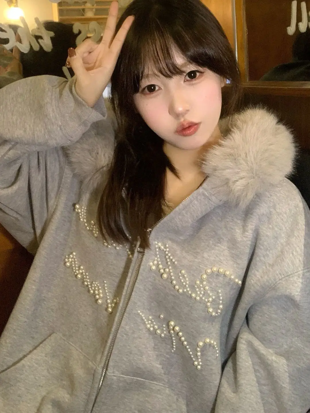 Американская ретро-куртка с капюшоном, женская утепленная зимняя куртка на флисовой подкладке с жемчужной отделкой, новинка 2025 года
Американская ретро-куртка с капюшоном, женская утепленная зимняя куртка на флисовой подкладке с жемчужной отделкой, новинка 2025 года