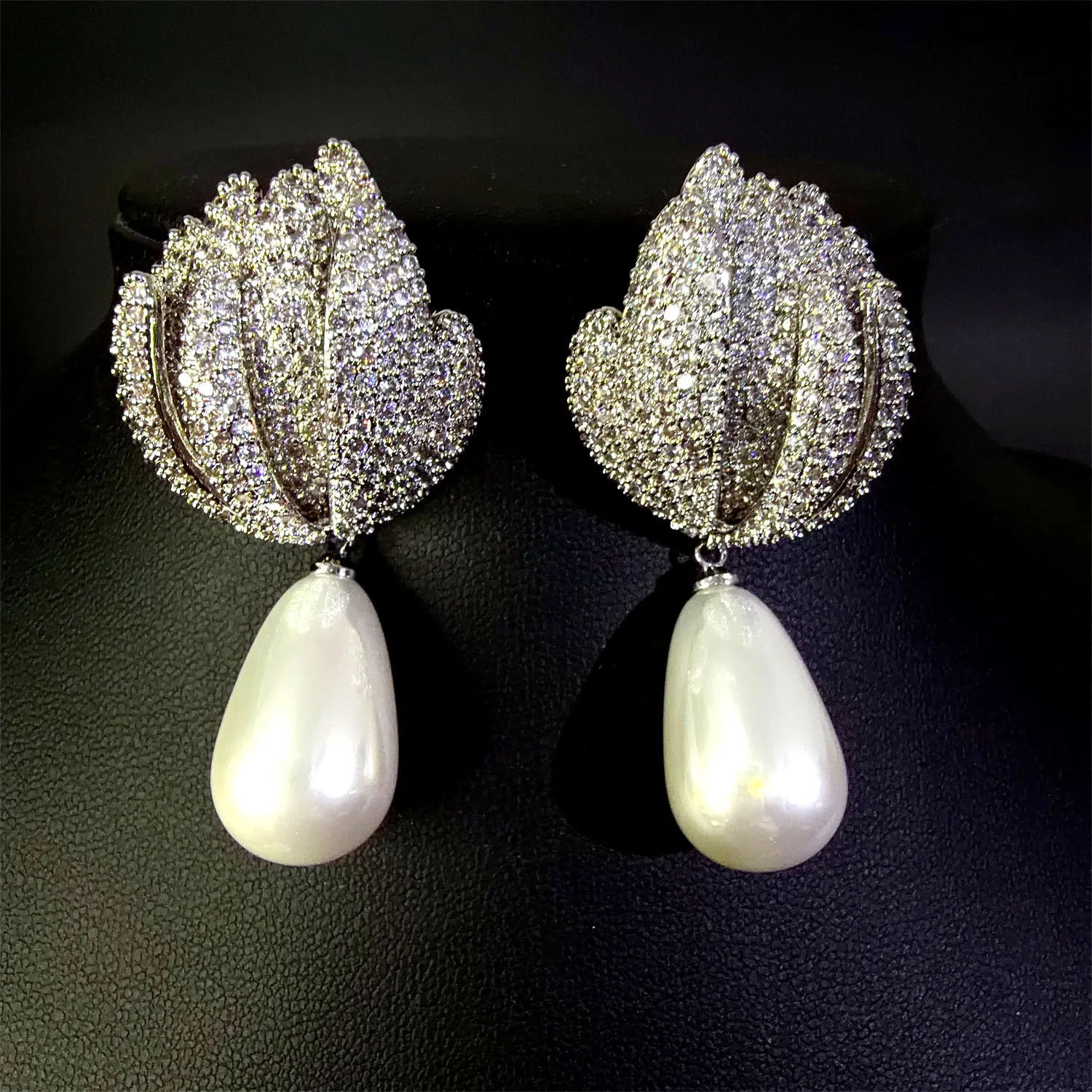 2026 New Earrings for Women Elegant Shiny Jewelry Silver Color White Zircon Pearl Drop Dangling Earrings Party Gala Event Gift
2026 New Earrings for Women Elegant Shiny Jewelry Silver Color White Zircon Pearl Drop Dangling Earrings Party Gala Event Gift
