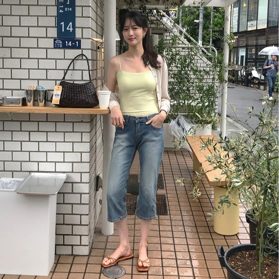 Fashionable Casual Retro Washed Slim Fit Jeans Capri Pants Low Waist Button Closure Cotton 100% Blue Color Ladies Summer Jeans
Fashionable Casual Retro Washed Slim Fit Jeans Capri Pants Low Waist Button Closure Cotton 100% Blue Color Ladies Summer Jeans