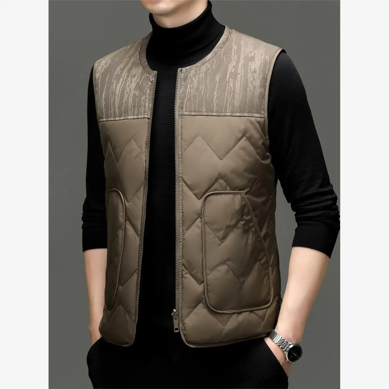 Мужской двусторонний пуховый жилет с круглым вырезом, новинка зимы 2025, модный городской стиль, 100% полиэстер, пуховый наполнитель.
Мужской двусторонний пуховый жилет с круглым вырезом, новинка зимы 2025, модный городской стиль, 100% полиэстер, пуховый наполнитель.