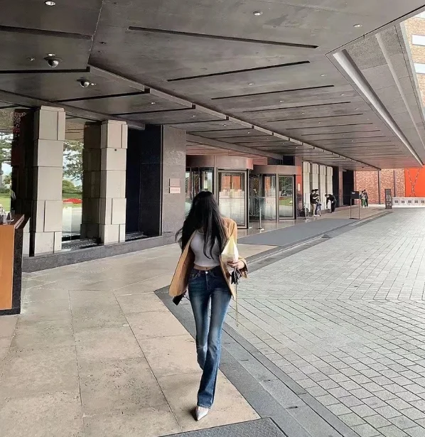 High Waist Stretchy Slimming Fashionable High Street Light Wash Korean Version Flared Jeans Women's Autumn Cotton Stretch Denim
High Waist Stretchy Slimming Fashionable High Street Light Wash Korean Version Flared Jeans Women's Autumn Cotton Stretch Denim