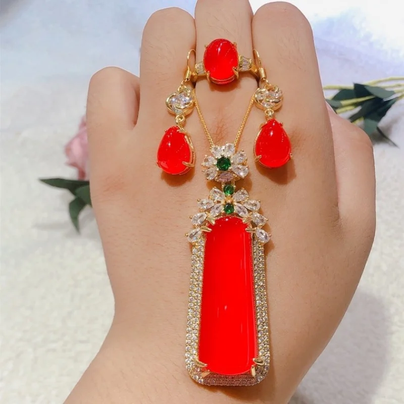 Новый набор из трех подвесок из агата и халцедона: модный и универсальный
Новый набор из трех подвесок из агата и халцедона: модный и универсальный