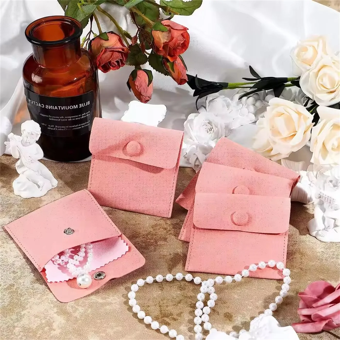 120 Pcs Microfiber Jewelry Pouch 8x8cm Jewelry Packaging Bag Gift Snap Button Envelope Style Packaging with Jewelry Cleaning
120 Pcs Microfiber Jewelry Pouch 8x8cm Jewelry Packaging Bag Gift Snap Button Envelope Style Packaging with Jewelry Cleaning