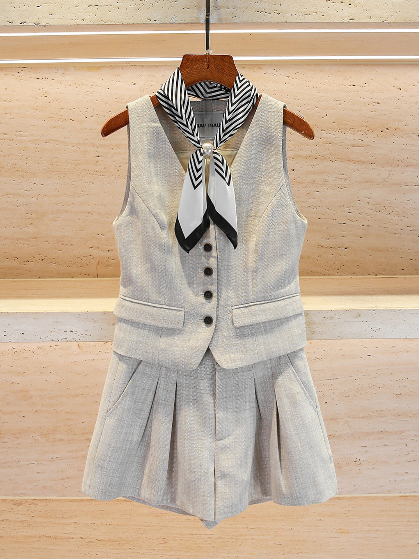 Элегантный осенний женский комплект: жилет с V-образным вырезом и шелковым шарфом, брюки-палаццо из модного полиэфирного волокна для повседневного образа
Элегантный осенний женский комплект: жилет с V-образным вырезом и шелковым шарфом, брюки-палаццо из модного полиэфирного волокна для повседневного образа