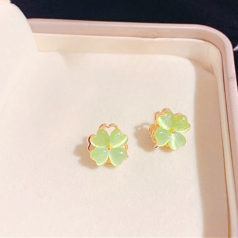 Country-style Four-leaf Flower Stud Earrings, A Light Luxury and Fashionable Rotating High-end Party Accessory for Women 
Country-style Four-leaf Flower Stud Earrings, A Light Luxury and Fashionable Rotating High-end Party Accessory for Women