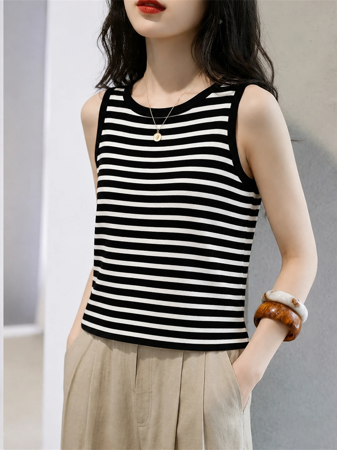 Korean Style Striped Commuter Ice Silk Knitted Sleeveless Top Overhead Unique Vest Color Block Straight Tube Silk Shirt
Korean Style Striped Commuter Ice Silk Knitted Sleeveless Top Overhead Unique Vest Color Block Straight Tube Silk Shirt