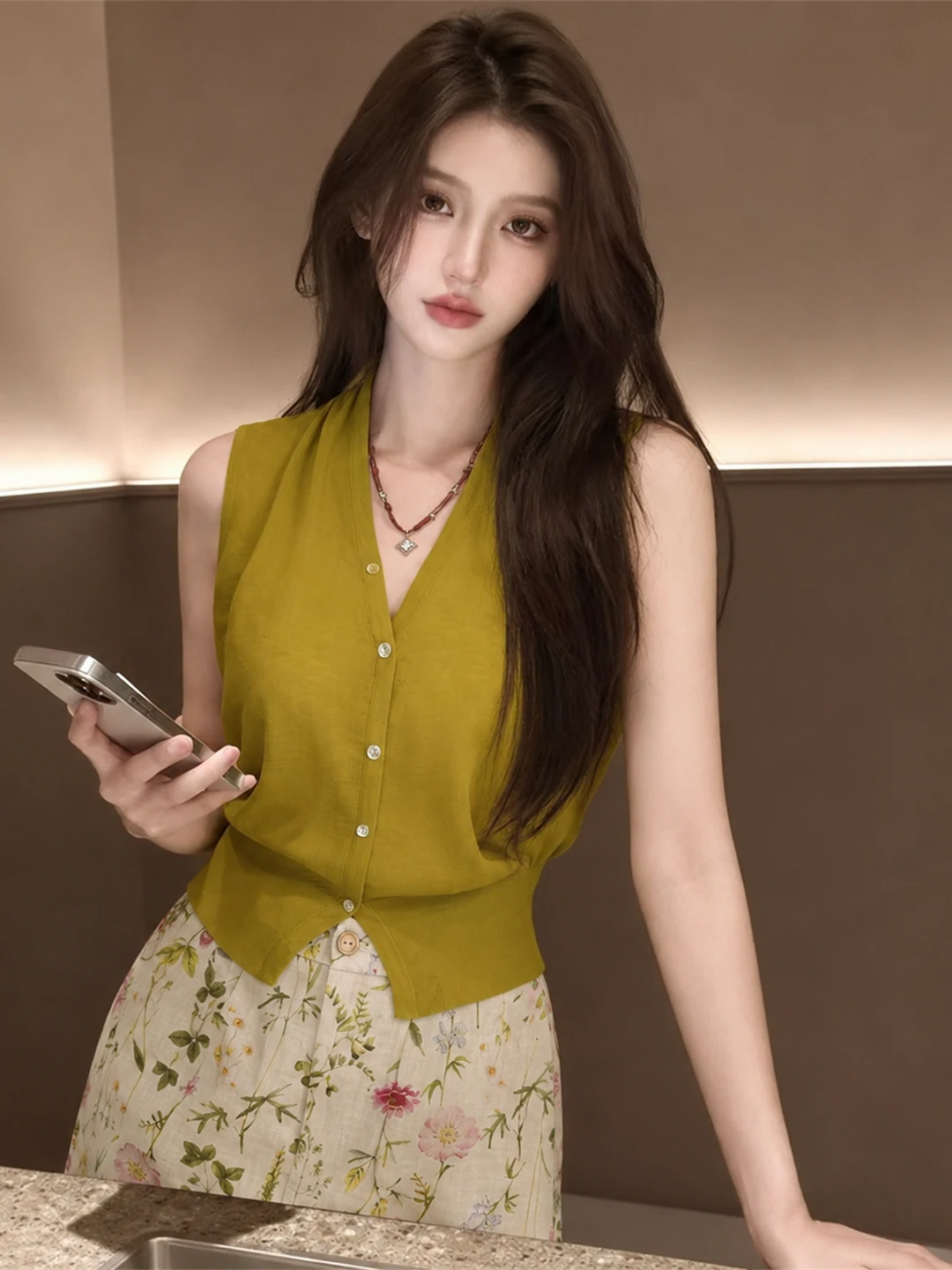 Slim Fit V-Neck Sleeveless Ice Silk Knitted Vest Korean Style Commute Top High-End Feelings Women's Fashion Summer 2026
Slim Fit V-Neck Sleeveless Ice Silk Knitted Vest Korean Style Commute Top High-End Feelings Women's Fashion Summer 2026