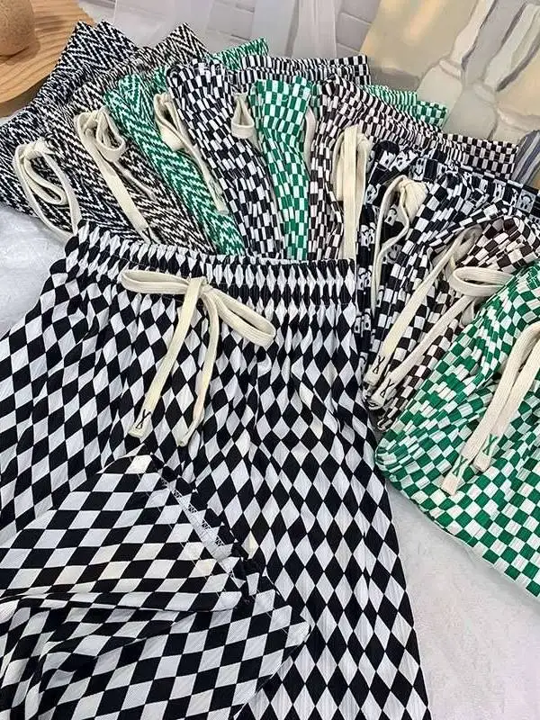 Широкие брюки из ледяного шелка с узором в клетку для женщин, летние свободные повседневные брюки Cleanfit с низкой талией из ПВХ-материала
Широкие брюки из ледяного шелка с узором в клетку для женщин, летние свободные повседневные брюки Cleanfit с низкой талией из ПВХ-материала