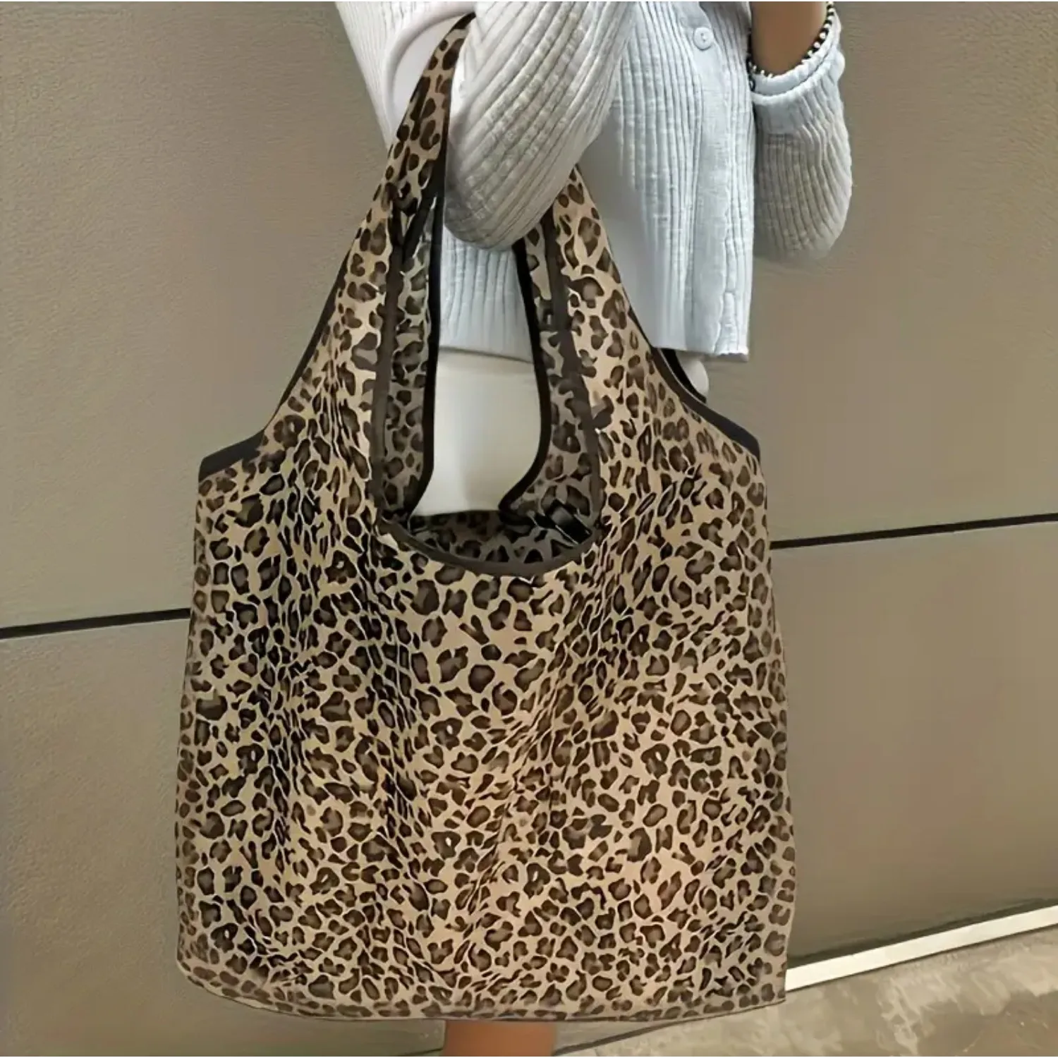Foldable Leopard Print Nylon Tote Bag Lightweight High-Quality Leakproof Large Capacity Washable for Shopping Grocery Travel
Foldable Leopard Print Nylon Tote Bag Lightweight High-Quality Leakproof Large Capacity Washable for Shopping Grocery Travel