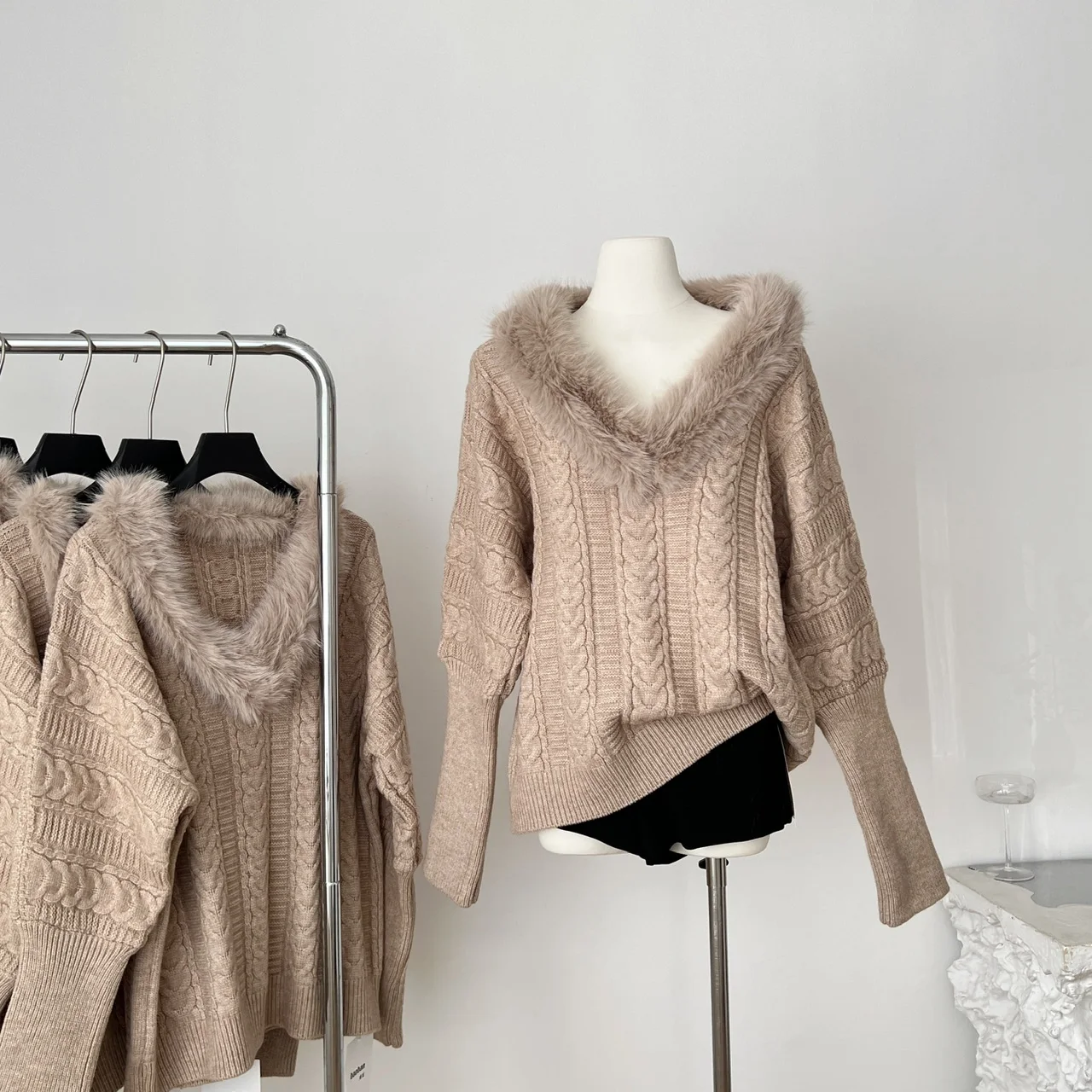 Retro Lazy Batwing Sve V Ne Knitted Sweater Women's Loose High End Feeling Autumn Winter Faion Korean Sle Long Sve
Retro Lazy Batwing Sve V Ne Knitted Sweater Women's Loose High End Feeling Autumn Winter Faion Korean Sle Long Sve