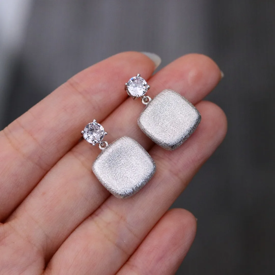 2025 S925 Solid Sterling Silver Brushed Finish Vintage Elegant High Quality 5A CZ Square Stud Earrings For Women
2025 S925 Solid Sterling Silver Brushed Finish Vintage Elegant High Quality 5A CZ Square Stud Earrings For Women