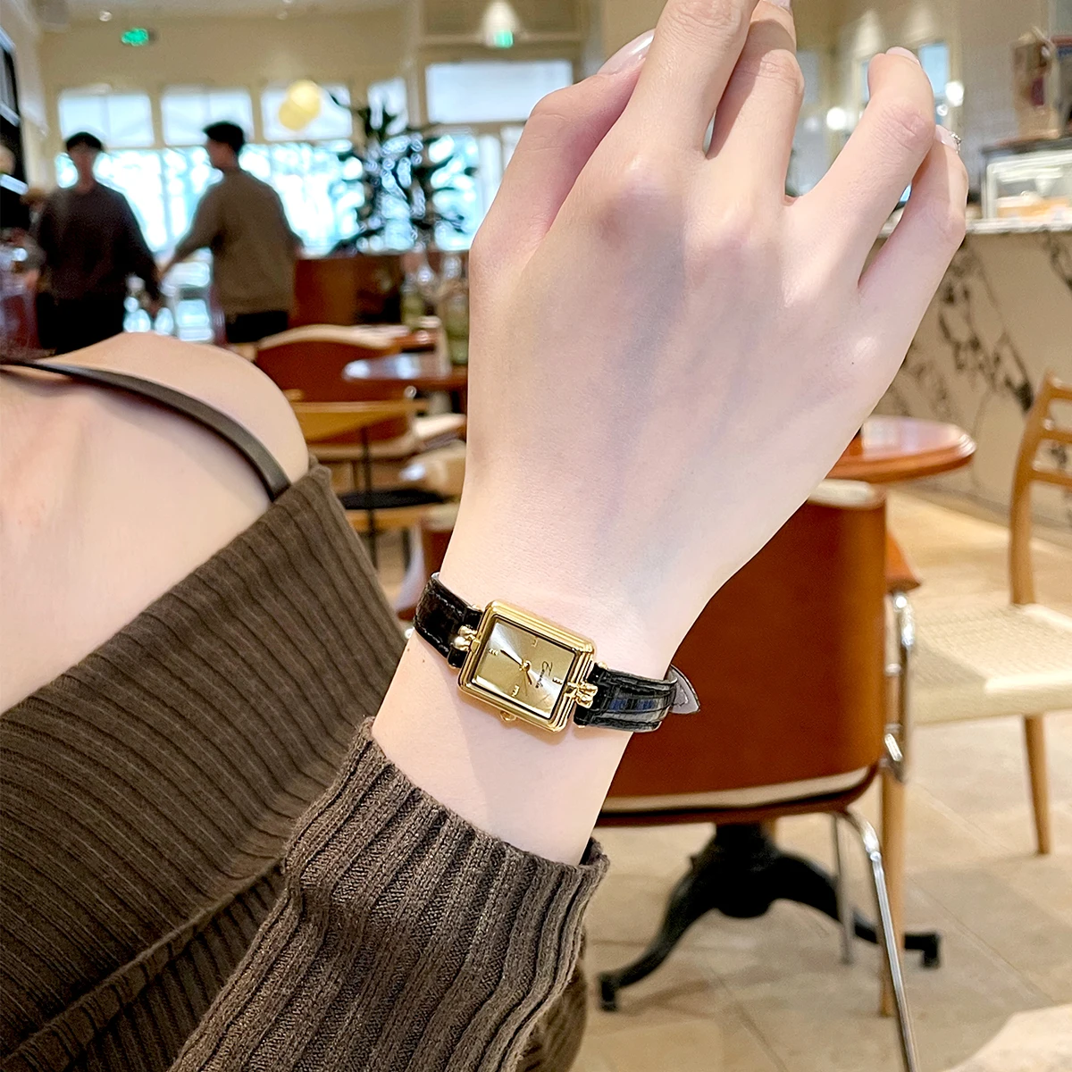Niche bracelet watch art workplace retro light luxury French wrist watches for women
Niche bracelet watch art workplace retro light luxury French wrist watches for women
