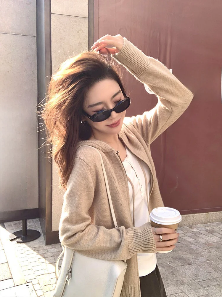 Skin-friendly Slimming Wool Blend Zipper Hoodie Cardigan by Cheeseandkisses Comfortable Midweight Knitwear for Commuting Women
Skin-friendly Slimming Wool Blend Zipper Hoodie Cardigan by Cheeseandkisses Comfortable Midweight Knitwear for Commuting Women