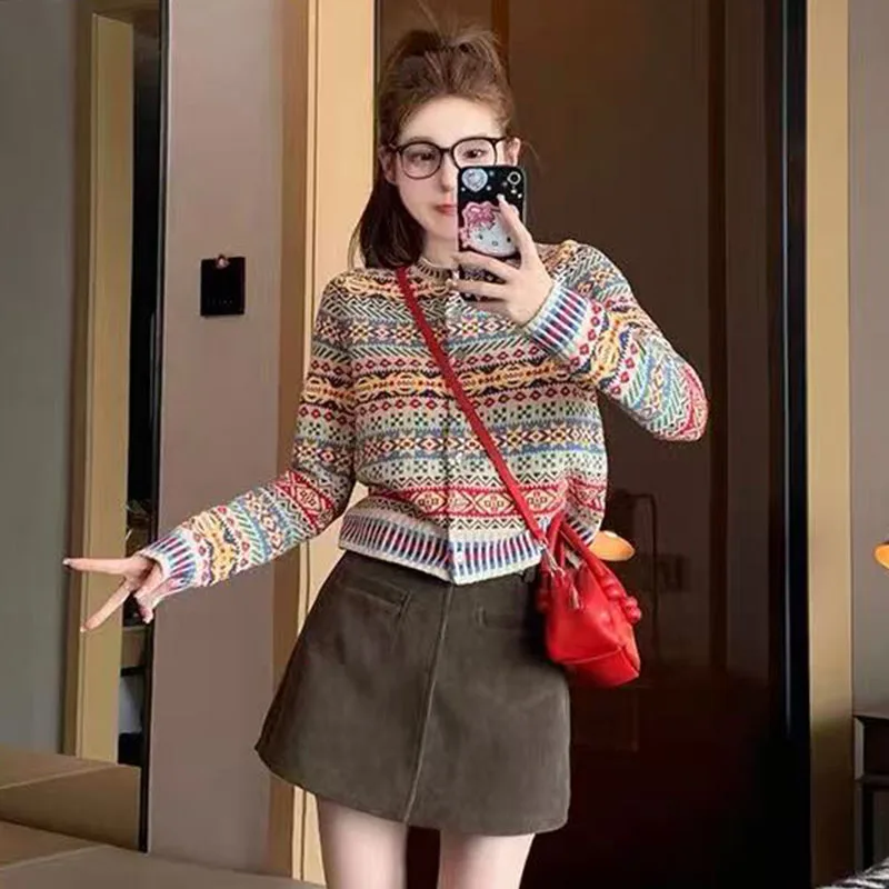 Women Merino Wool Retro Sweater O-neck Knitted Splicing Jacquard Cardigan Spring Autumn Short Wool Outer Top Female Fit Coat
Women Merino Wool Retro Sweater O-neck Knitted Splicing Jacquard Cardigan Spring Autumn Short Wool Outer Top Female Fit Coat