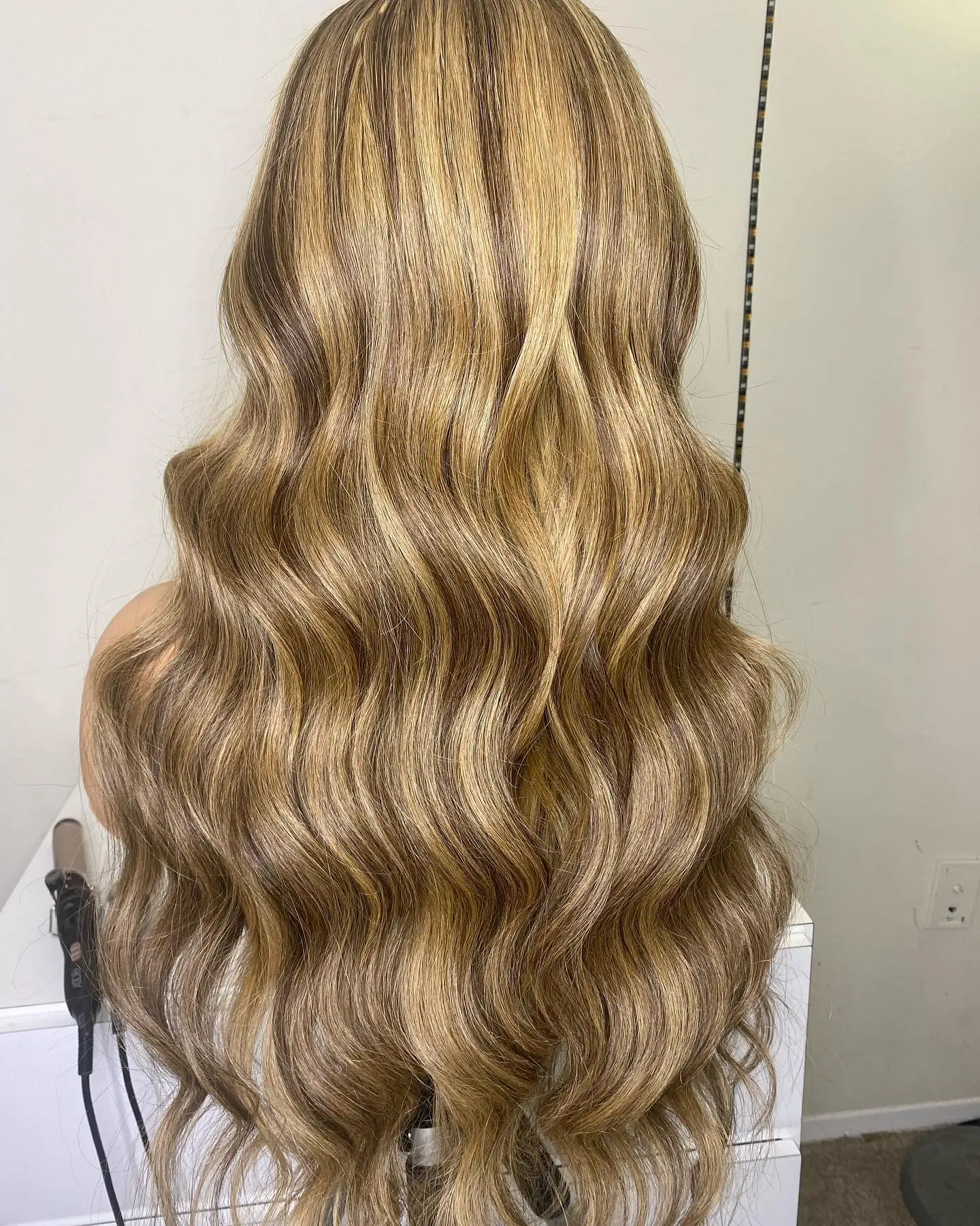 13×4 Synthetic Lace Front Wig Light Blonde Wig High Quality Natural Body Wave Dark Roots Wig Middle Part Blonde Highlight Wig
13×4 Synthetic Lace Front Wig Light Blonde Wig High Quality Natural Body Wave Dark Roots Wig Middle Part Blonde Highlight Wig