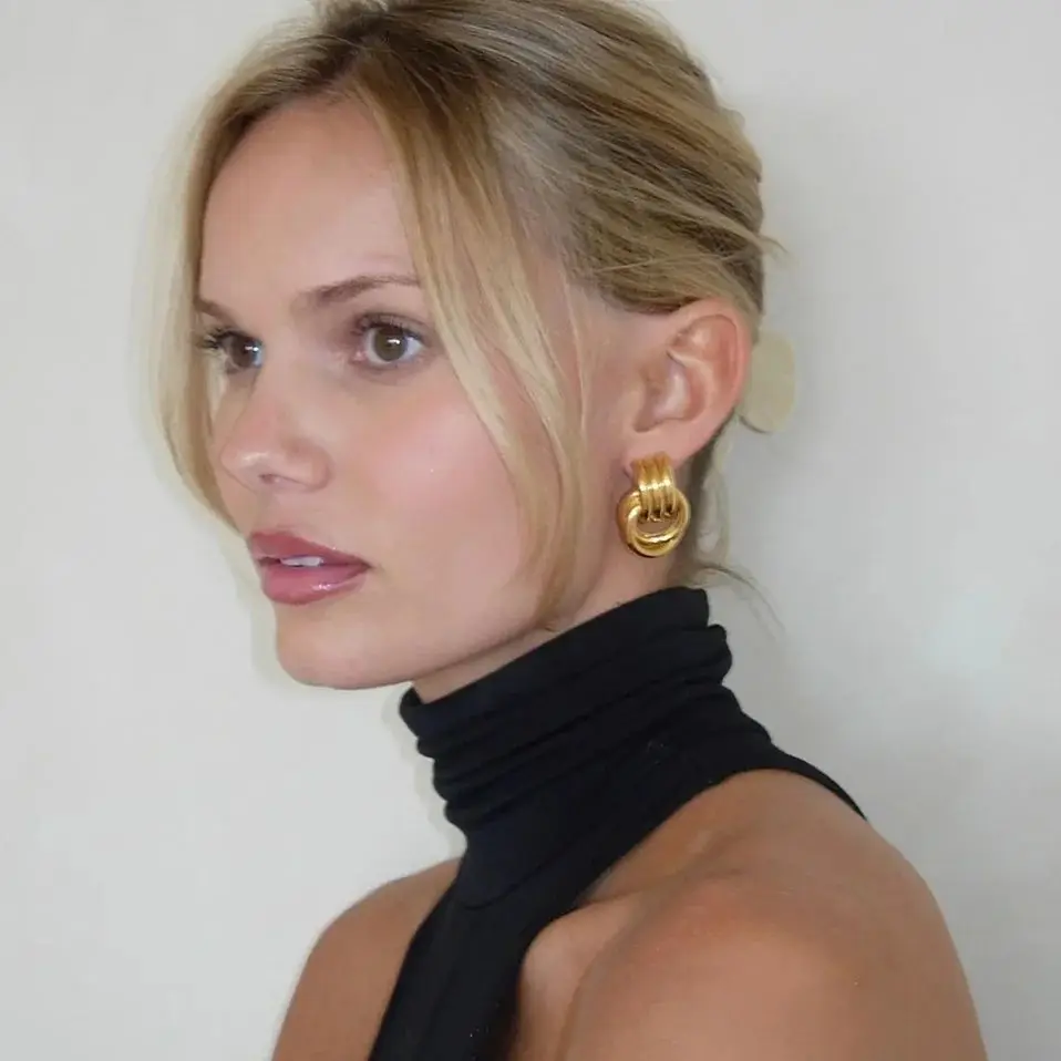 Fashion Vintage 18K Gold Plated Geometric Stripe Knot Earrings Non Tarnish Hollow Out Stud Earrings Stainless Steel Jewelry
Fashion Vintage 18K Gold Plated Geometric Stripe Knot Earrings Non Tarnish Hollow Out Stud Earrings Stainless Steel Jewelry