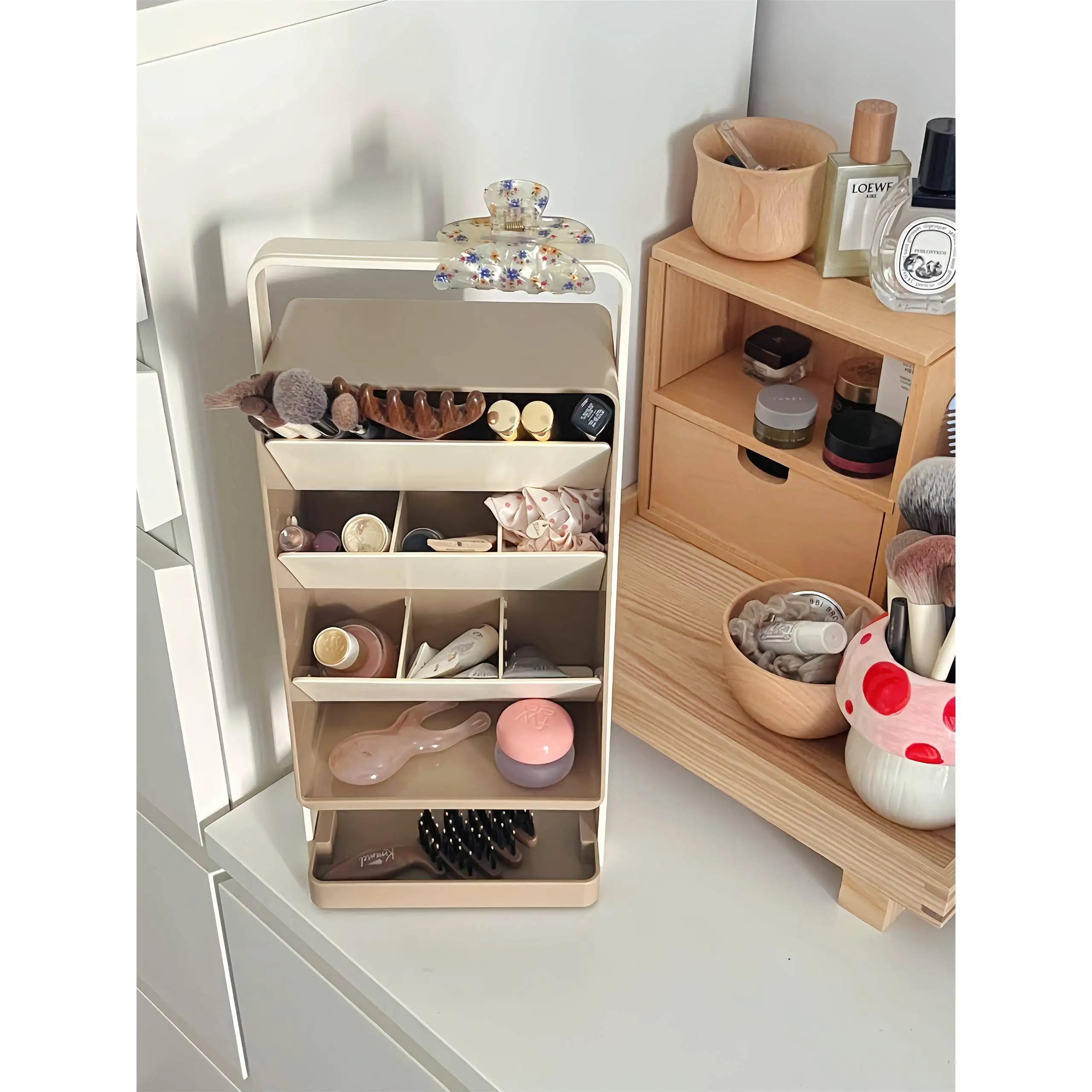 Многослойный органайзер для косметики большой вместимости: для помад, карандашей для бровей, украшений. Простой современный настольный органайзер.
Многослойный органайзер для косметики большой вместимости: для помад, карандашей для бровей, украшений. Простой современный настольный органайзер.