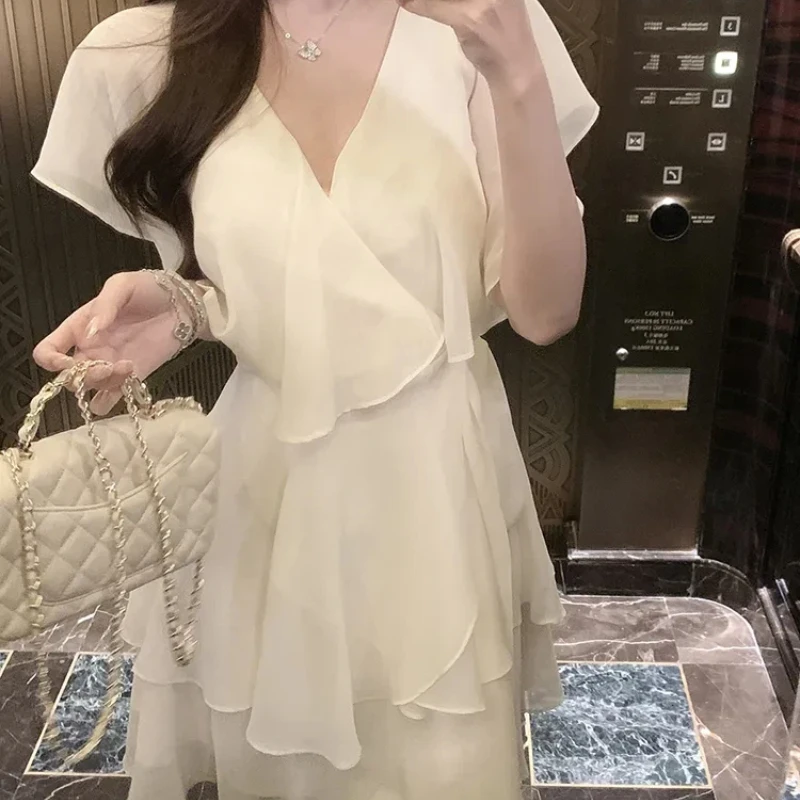 Women's French Sexy V-Neck Elegant Chiffon Dress 2026 Summer New Design Niche Waist Tie Mini Dress
Women's French Sexy V-Neck Elegant Chiffon Dress 2026 Summer New Design Niche Waist Tie Mini Dress