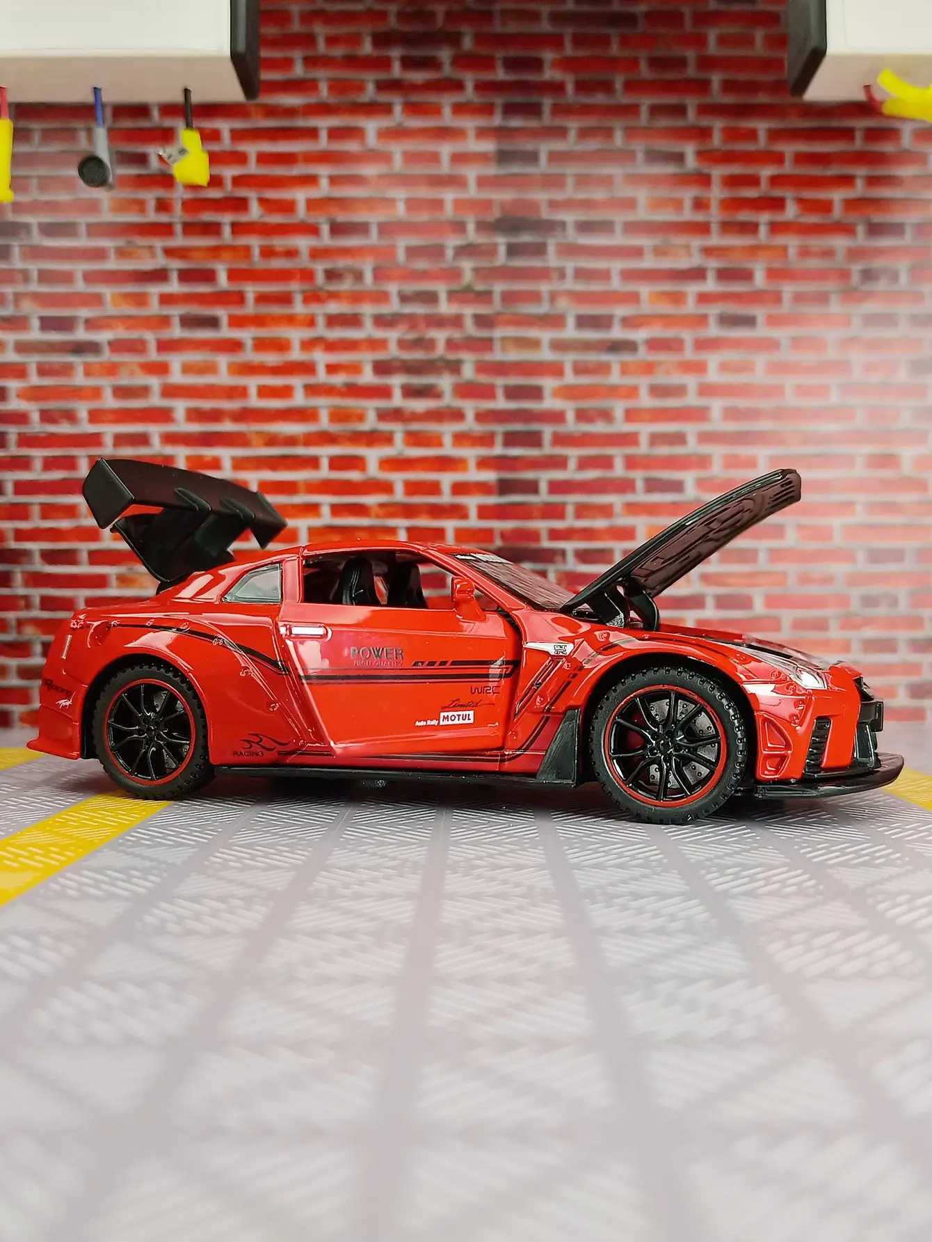 Модель автомобиля из сплава GTR35 1:32, двери с обеих сторон, которые можно открыть, а также можно открыть передний капот и дверь багажника.
Модель автомобиля из сплава GTR35 1:32, двери с обеих сторон, которые можно открыть, а также можно открыть передний капот и дверь багажника.