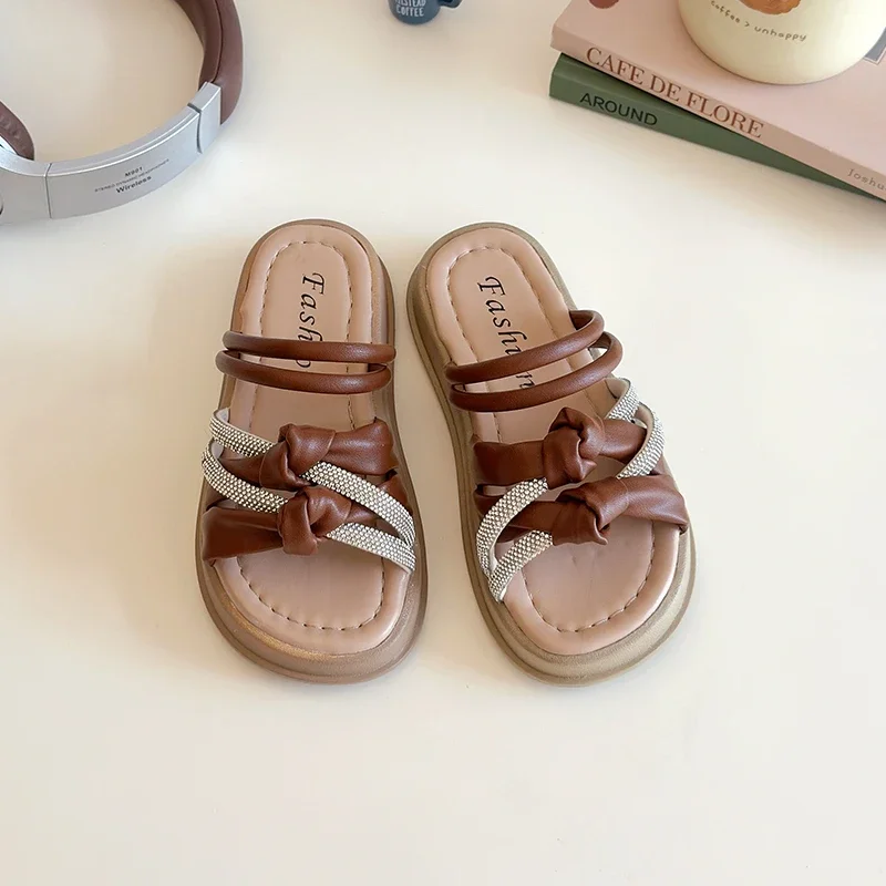 2025 Children Fashion Sandals for Girls Summer New Fashion Korean Style Soft Sole Anti-slippery Versatile Chic Roman Beach Shoes
2025 Children Fashion Sandals for Girls Summer New Fashion Korean Style Soft Sole Anti-slippery Versatile Chic Roman Beach Shoes
