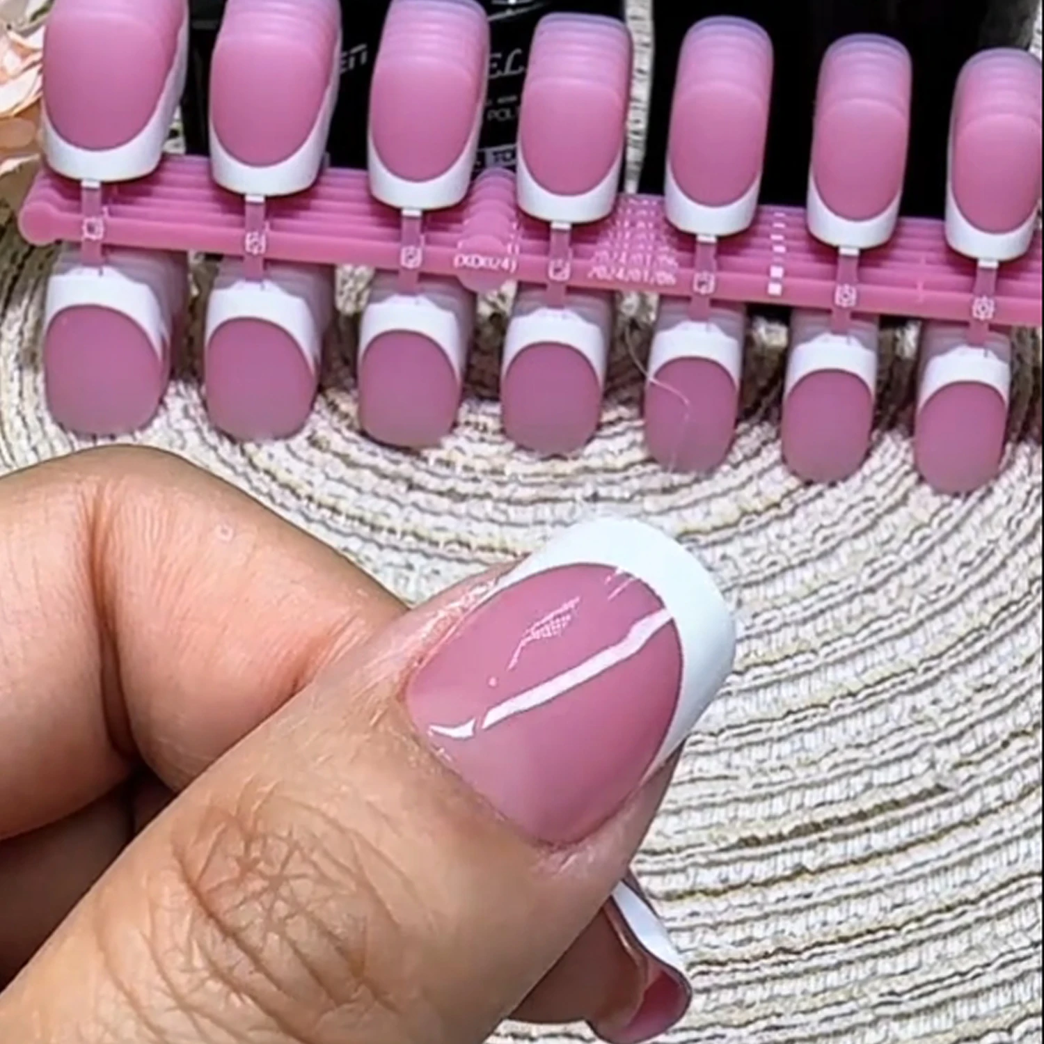 150 шт. коротких квадратных розово-белых французских глянцевых накладных ногтей, модные, готовые к носке, подходят для маникюра, с клеевыми наклейками для нейл-арта
150 шт. коротких квадратных розово-белых французских глянцевых накладных ногтей, модные, готовые к носке, подходят для маникюра, с клеевыми наклейками для нейл-арта