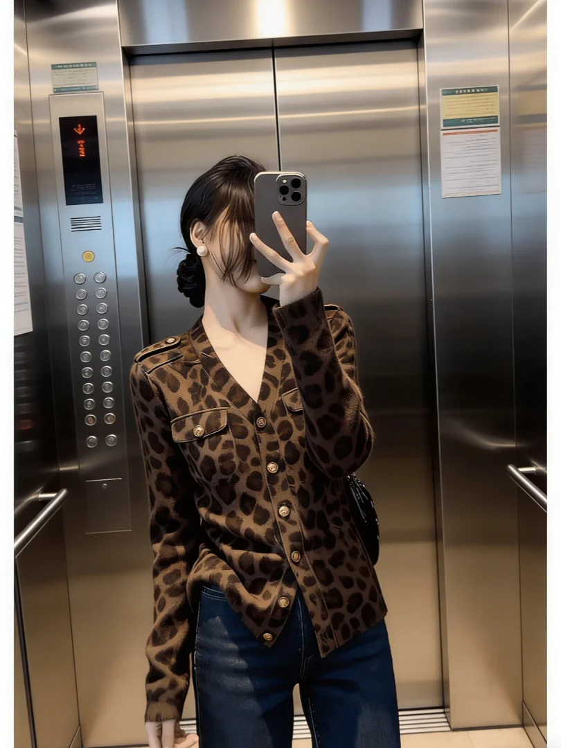 Stunning Beautiful American Retro Leopard Print V-neck Open Cardigan Women's Fashionable Knitted Sweater Casual Loose Fit
Stunning Beautiful American Retro Leopard Print V-neck Open Cardigan Women's Fashionable Knitted Sweater Casual Loose Fit