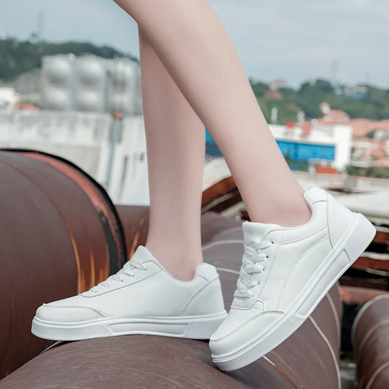 Женские белые туфли на плоской подошве, женская белая повседневная обувь на шнуровке, прогулочные кроссовки из искусственной кожи на толстой подошве, уличная роскошная мода 
Женские белые туфли на плоской подошве, женская белая повседневная обувь на шнуровке, прогулочные кроссовки из искусственной кожи на толстой подошве, уличная роскошная мода