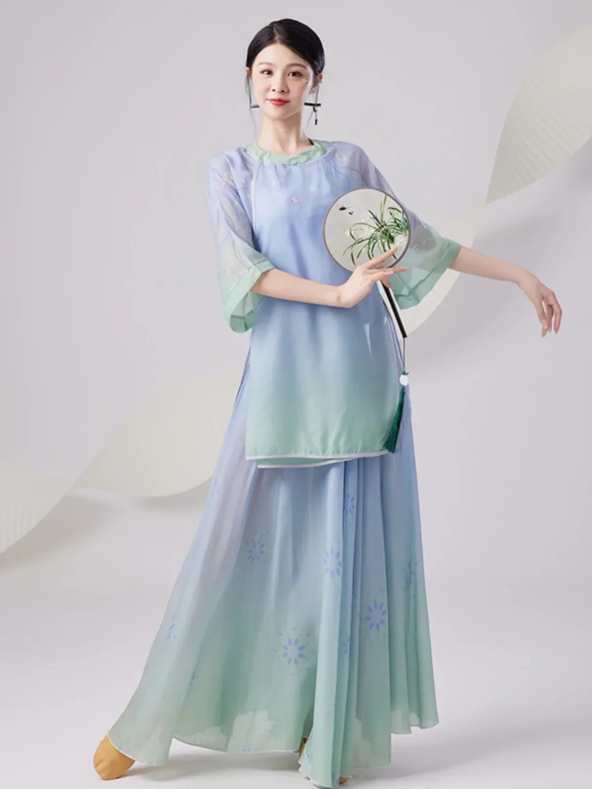 Classical dance costumes gradually change color long skirts new super fairy ancient costumes national stage performance costumes
Classical dance costumes gradually change color long skirts new super fairy ancient costumes national stage performance costumes